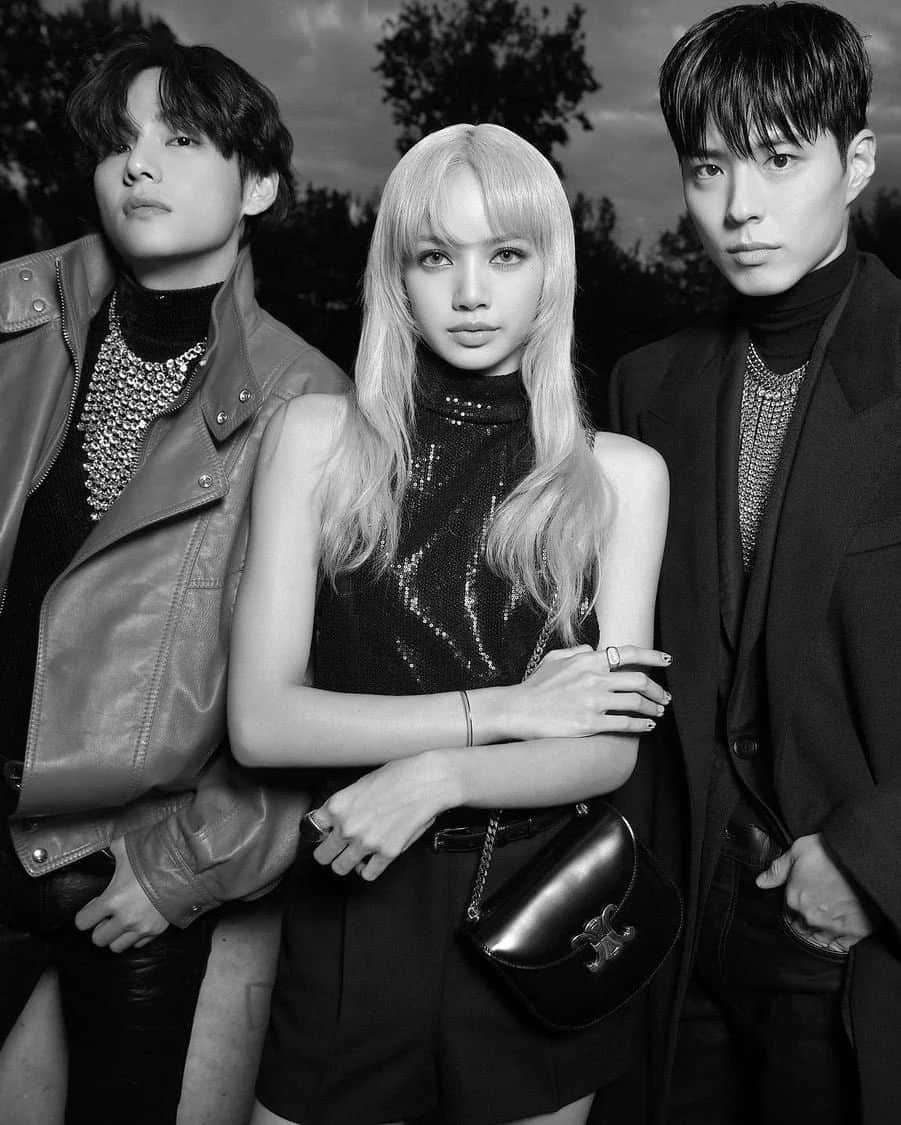 リサさんのインスタグラム写真 - (リサInstagram)「LISA with Head Creative Director of CELINE , Models and Guest Celebrities 🖤  #LISAXCELINE LALISA HUMAN CELINE #LISAatCelinePFW22 #DYSFUNCTIONALBAUHAUS . . . #LISA #LALISA #리사 #블랙핑크 #BLACKPINK #LALISAMANOBAN #LALISAMANOBAL #blackpinklisa #lisablackpink」6月28日 6時04分 - lisa.blackpink