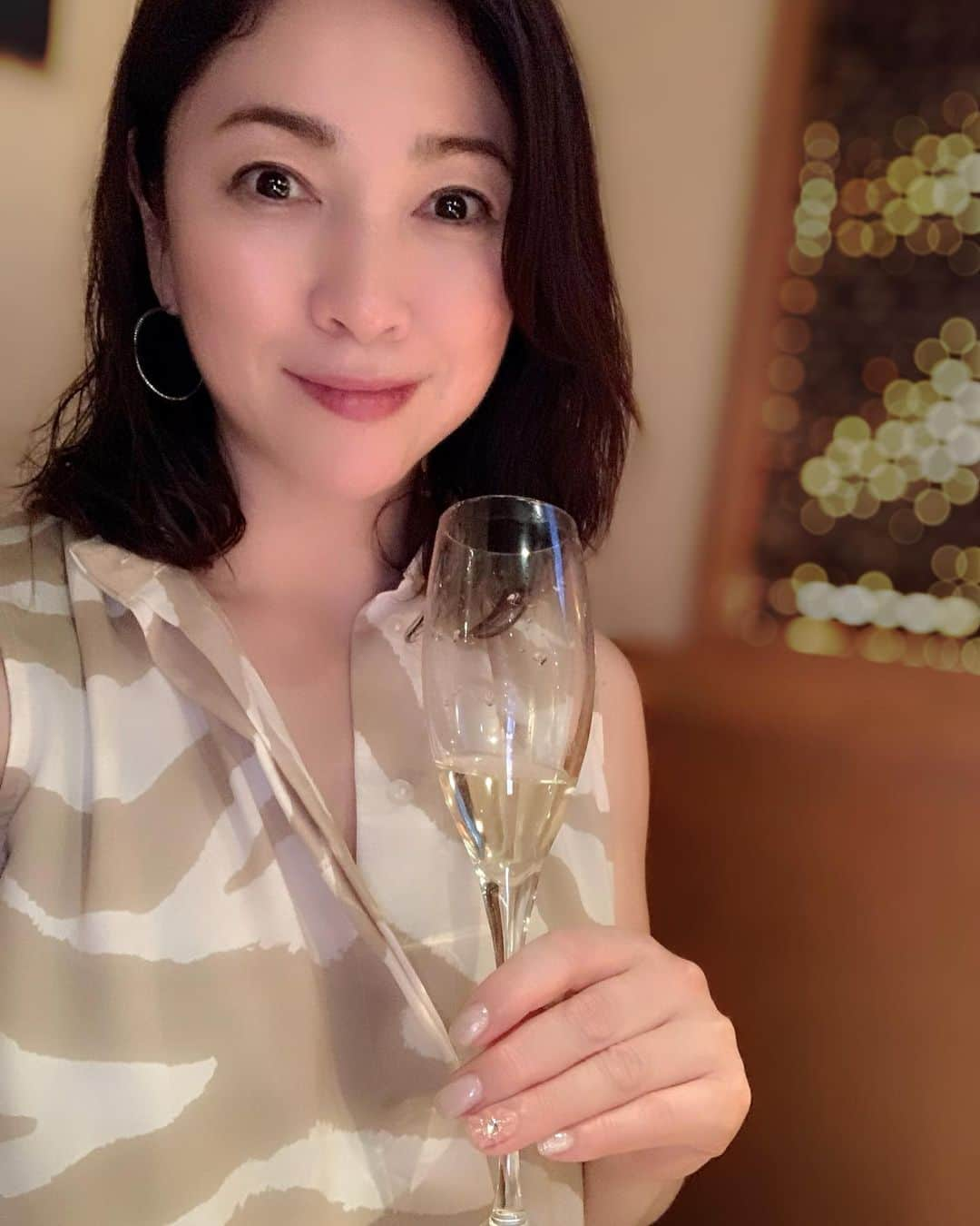 田中悦子さんのインスタグラム写真 - (田中悦子Instagram)「誕生日🎂の日  お友達が寿司居酒屋に連れてってくれました❣️  カワハギのお刺身、さっきまで水槽にいたなんとかイカのお刺身、そしてイカの寿司、アワビバター、雲丹の食べ比べ、蟹、そして珍しいのはサメの心臓！ 無理〜って言ったけど、お願いだから食べてみて！と言われてひとつ食べたらめっちゃ美味しかったです🥰😋  だけど昼間バーベキューでしたので お腹が苦しくてね笑😂  また行きたい❣️  芸能人のサインとかもいっぱいありましたよ👍  そしてその日はハシゴ酒🤣  家に帰ったのは午前３時笑  #寿司居酒屋 #寿司 #ディナー #誕生日会 #champagne #シャンパン #感謝」6月28日 7時22分 - etsuko.reborn25