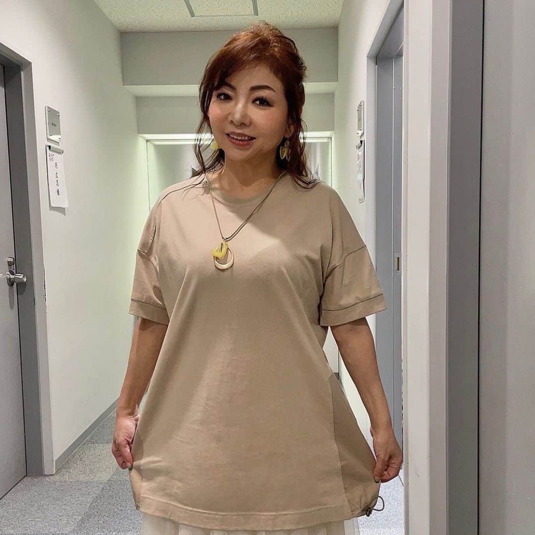 モモコさんのインスタグラム写真 - (モモコInstagram)「私服とテレビ衣装共に LiSA LiSAさんのは昔から大好きで着用しています💕  ⭐️6/18（土）【あさパラS】（1枚目） ○トップス《オープンカフスカーディガン（サイドベージュ）》　 ○スカート《ストレッチプリーツスカート(アイボリー)》  ⭐️6/22（水）【よ〜いドン！】（2枚目） ○《裾ドロスト異素材ロングプルオーバー(ベージュ)》（2021年春夏の商品）  ⭐️6/25（土）【あさパラS】（3枚目） ○ワンピース《リネン混 コートワンピース(オフホワイト)》　 ○パンツ《ドロスト付ツインパワーリネン混パンツ(チョコブラウン)》  スタイリストのインスタにも載せてます😊 @eyes_stylist   #ハイヒールモモコ #👠 #👠🍑 #CHANEL #シャネラー #グルメ #アメブロ  #YouTube #モモコ新聞 #テレビ衣装 #私服 #芦屋リサリサ #LiSALiSA #あさパラS #よーいドン」6月28日 8時40分 - highheel_momoko