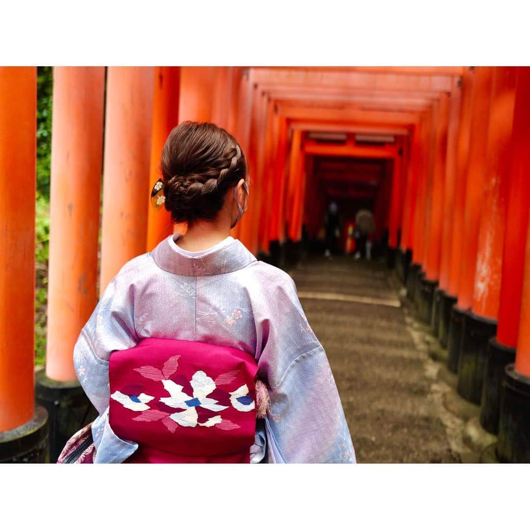 真野恵里菜さんのインスタグラム写真 - (真野恵里菜Instagram)「京都旅行② . . ヘアセットも着物レンタルで着付をしてくれた方がやってくれました✨ 軽くおまとめるする形で大丈夫ですか？と聞かれて 楽しくお話していたらあっという間に完成！ こんなに可愛くセットしてくれました！！ まとめ髪の編み込みやかんざし、帯を見せたくて ついつい振り向きや後ろ姿の写真がいっぱいになってました☺️ . . たくさん歩いたあとのおやつタイムは 京都の旅行雑誌を見て「ここ絶対に行く！」 と、メモをしていた和栗専門店紗織へ🌰 初めて目の前で絞り出してくれるモンブランを食べました！！ 美味しかったなぁ〜！ オフシーズンだからこそ こうやって一緒にスイーツが食べられるのも幸せなひととき😋 #京都 #着物レンタル #着物ヘアセット #和栗専門店紗織  #モンブラン #岳カメラ」6月28日 9時17分 - erinamano_official