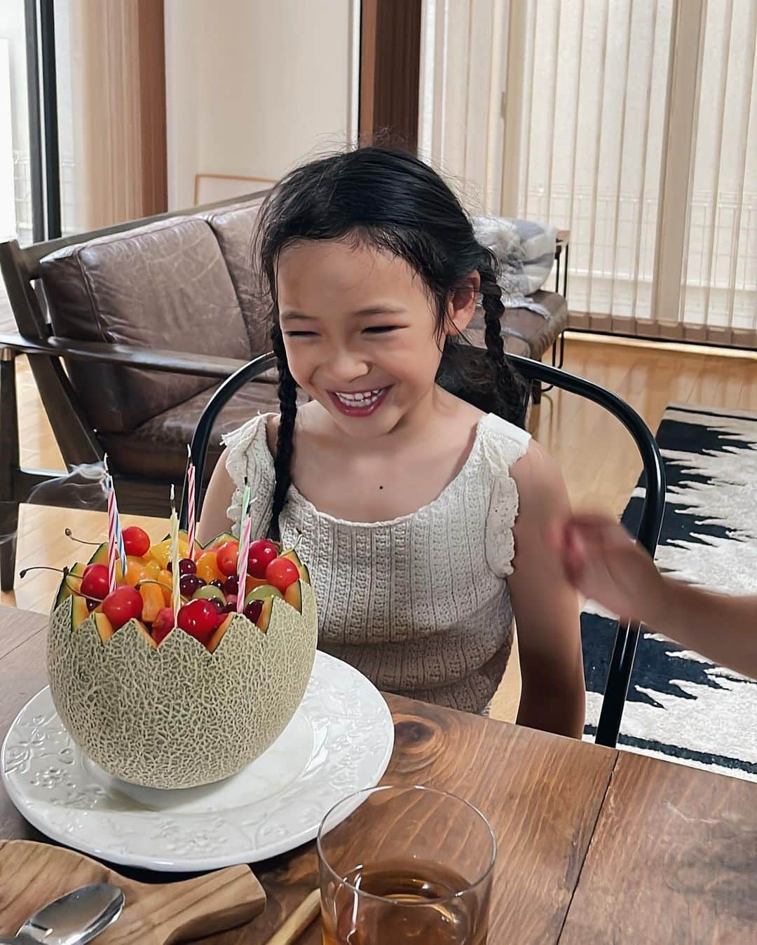 原田沙奈子さんのインスタグラム写真 - (原田沙奈子Instagram)「昨日はアオバのお誕生日❤️ 6歳のお誕生日おめでとう！ レイちゃんもママ6歳おめでとう！ あの日から6年経ったなんて…  出産数ヶ月前から陣痛の痛みをレイちゃんにかなりリアルに伝えていた事もあり「なんか腰痛いけどサナコが言ってた陣痛はこんな痛みじゃないはず！」と陣痛乗り切ろうとしてた、あの日。←タフすぎる  その後もとっても順調で、初めから親孝行だったね🤍  アオバの大好物がならんだテーブルはレイちゃんの愛がたくさんこもっていて。 どれも美味しくて幸せだったね！  アオバにとって 楽しい楽しい1年になりますように🙏🤍 この夏もたくさん遊ぼー  #バースデーガール」6月28日 9時27分 - sanakoharada