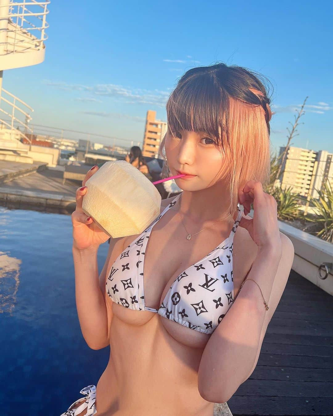 みもれもんさんのインスタグラム写真 - (みもれもんInstagram)「Japan is already summer!🌴  数億年ぶりにMV撮影に参加した🎥もう夏だね🍍🌈  #みもれもん #Mimolemon #インスタグラビア #黒髪 #ボブ #ハイトーン#インナーカラー #日本女孩 #Japanesegirl #japan #asiangirl  #tokyo #opensea #NFT #プール」6月28日 10時52分 - mimore_mon0929