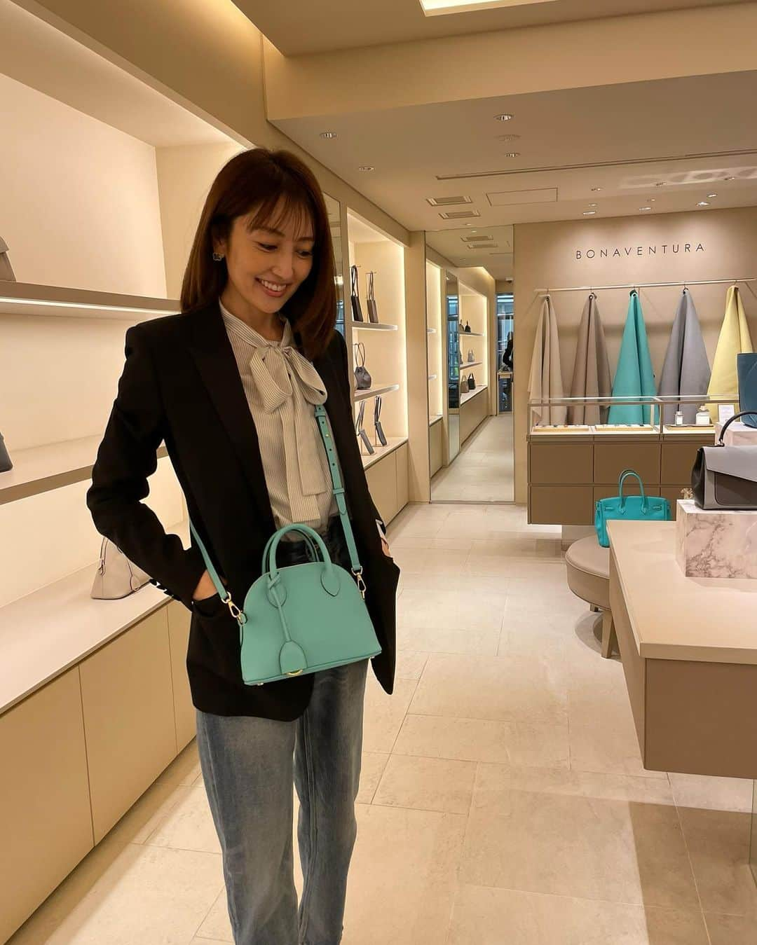 矢田亜希子さんのインスタグラム写真 - (矢田亜希子Instagram)「前からずっと気になっていたお店  @bonaventura.official へ行ってきました‼︎上質なレザーのiPhoneケースや小物、バッグがたくさん！なんて素敵で可愛いのでしょう♡カラーもたまりません♡私好みのカラーがたくさんで悩みました。一目惚れは夏の限定色のアトールブルーのミニバッグ。あとは人気のエトープのミニトートのも。これからの季節にたくさん持ちたいです♡ そして香水も！ジャスミンやムスクが入ったとてもエレガントで素敵な香りでした！ とにかくお店は、いるだけでもわくわくしちゃう素敵な空間でした☆ #bonaventura #pr #私服#ジャケット @ysl   #ブラウス#デニム @celine  サンダル @jilsander」6月28日 11時48分 - akiko_yada