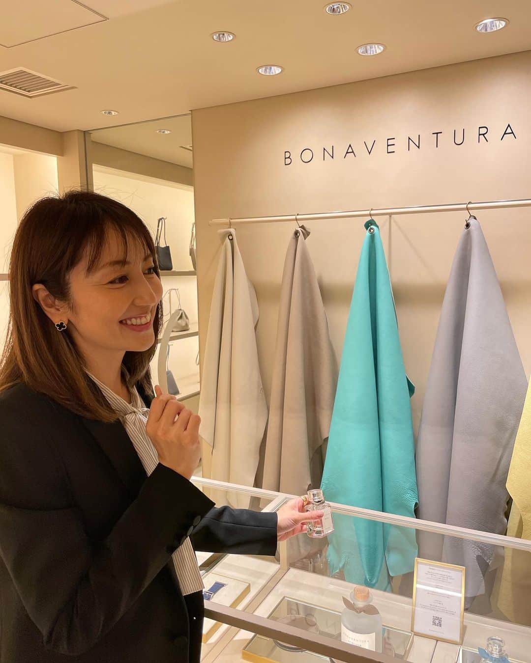 矢田亜希子さんのインスタグラム写真 - (矢田亜希子Instagram)「前からずっと気になっていたお店  @bonaventura.official へ行ってきました‼︎上質なレザーのiPhoneケースや小物、バッグがたくさん！なんて素敵で可愛いのでしょう♡カラーもたまりません♡私好みのカラーがたくさんで悩みました。一目惚れは夏の限定色のアトールブルーのミニバッグ。あとは人気のエトープのミニトートのも。これからの季節にたくさん持ちたいです♡ そして香水も！ジャスミンやムスクが入ったとてもエレガントで素敵な香りでした！ とにかくお店は、いるだけでもわくわくしちゃう素敵な空間でした☆ #bonaventura #pr #私服#ジャケット @ysl   #ブラウス#デニム @celine  サンダル @jilsander」6月28日 11時48分 - akiko_yada