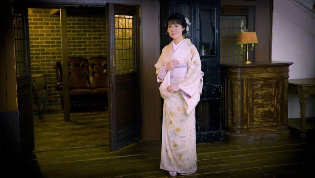 田川寿美さんのインスタグラム写真 - (田川寿美Instagram)「7月6日発売の新曲「白秋」のミュージックビデオが完成しました！ 透明感のある曲調に合わせた優しい色彩の、とても素敵なアンティークの洋室での撮影で、印象的な映像に仕上がりました。これから始まる恋を想う女性の心情を表現した繊細なミュージックビデオになっています。ぜひたくさんの方々に聴いて、観ていただきたいです！  https://youtu.be/vEyR7nbcwX4  #田川寿美#新曲#白秋#ミュージックビデオ#YouTube#公開#アンティーク#透明感#応援よろしくお願い致します#MV #着物#演歌#歌謡曲#着物#Japanese#enka#kimono」6月28日 11時58分 - toshimi_tagawa