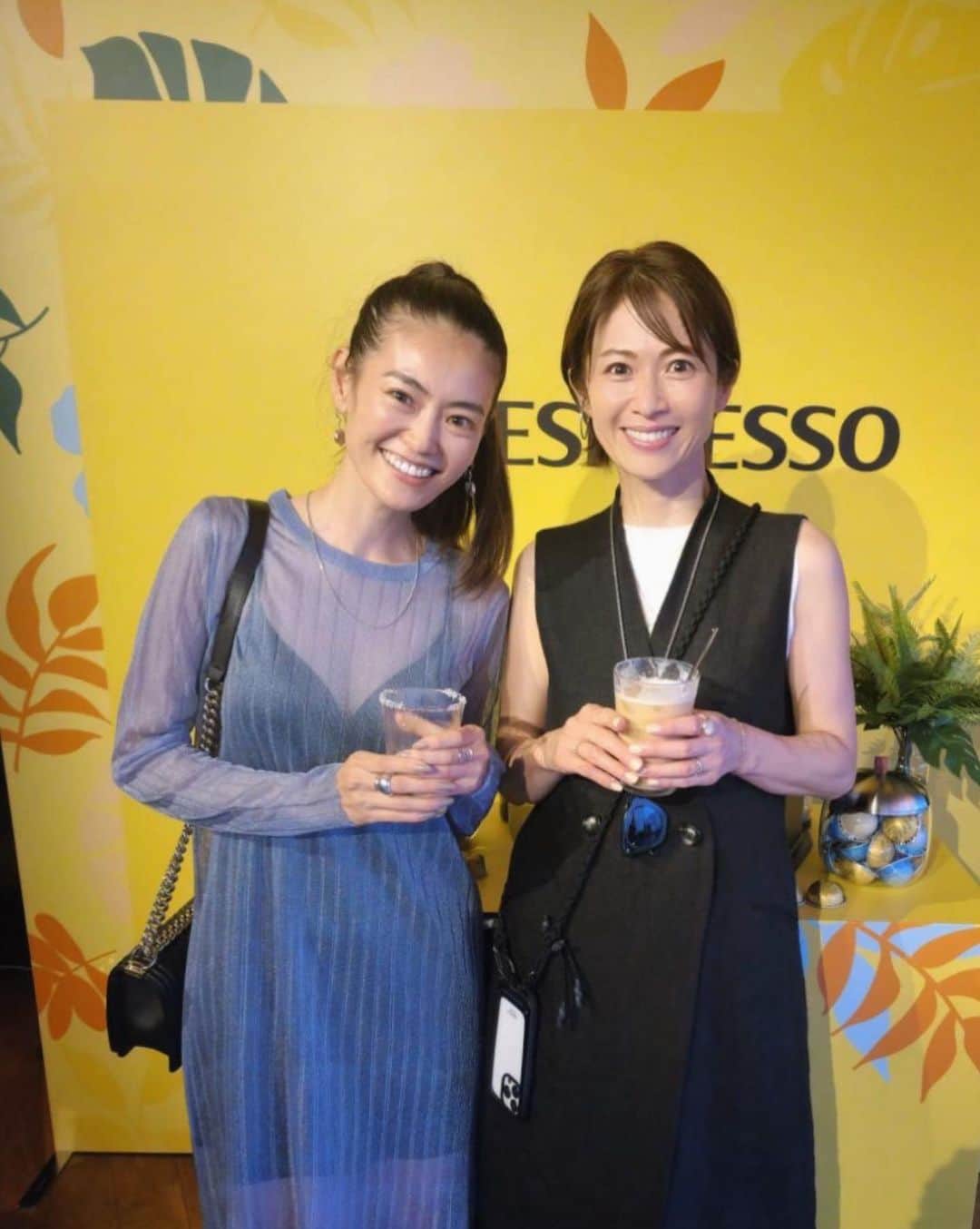 畑野ひろ子さんのインスタグラム写真 - (畑野ひろ子Instagram)「@nespresso.jp の新作発表会に行ってきました☕️  夏らしい、ココナッツフレーバーをアイスで頂きました😆 グラスのフチに、ココナッツフレークを飾って🥥🌴 美味しいコーヒーって幸せ💚  会場で、　@midori_kuzuoka ちゃんに会えた😆 みどりちゃんは、ゴルフもとっても上手で、いつか一緒にまわりましょ💕って言ってもらえたので、頑張るー😆✊」6月28日 14時31分 - hiroko_hatano_