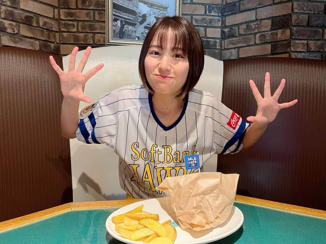 新谷あやかさんのインスタグラム写真 - (新谷あやかInstagram)「・  昨日はまけほーーで悔しかった🥺🥺  けど、試合後のセレモニーもすごく綺麗で楽しかったし、撮影でたくさん食べて幸せでした(笑)🥰  早く選手達が復帰してほしかねー。 私もその間投げ込んで肩作っとこ。#ブルペンで電話待ち  ・  この鷹の祭典のハンバーガーや、ドリンクは福岡でも買えるけんぜひぜひー☺️⭐️  ・ これからももっともっともっとホークスを応援したくなりました☺️  #鷹ガール #鷹の祭典  #ユニフォーム が可愛い。  私は#黄色のパンツ と合わせました😁！」6月28日 15時25分 - shinya.ayaka