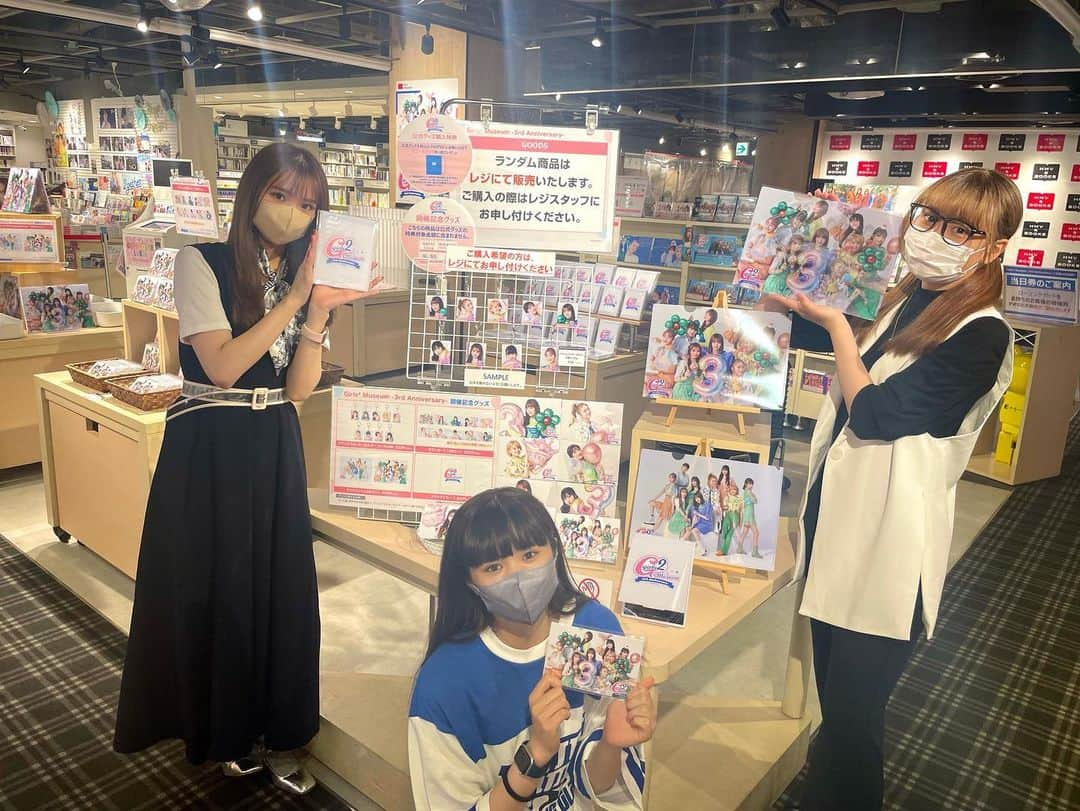 Girls²さんのインスタグラム写真 - (Girls²Instagram)「♡♡♡ HMV&BOOKS SHIBUYAで開催中の、 「Girls² Museum -3rd Anniversary-」に 本日 #小田柚葉 #山口綺羅 #原田都愛 が お邪魔して来ました！ ⁡ 可愛いオリジナルグッズを手に取ったり、 OSHI-COLOR LABELでシールを作ったり… ⁡ 他にも展示内にはサインなども書いたので 是非遊びに来て下さい🤭💗 ⁡ #Girls2Museum #3rdAnniversary #Girls2デビュー3周年 #Girls2 #ガールズガールズ」6月28日 16時26分 - girls2_official