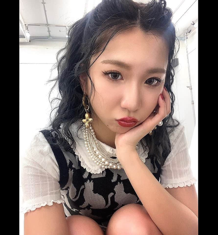 MAYU（吉田真悠）さんのインスタグラム写真 - (MAYU（吉田真悠）Instagram)「. NYLONで連載させて頂いているMyLittleWishで リマちゃんと撮影しました🐈🤍 リマちゃん震えながらも頑張ってくれました😢💓 ソウマもワンカット参加してくれてます🐈💚 2匹にとってストレスになってしまったかもしれないけど こんな機会最初で最後だなと思ったので頑張ってくれた2匹と そして一緒に来てくれた母と祖父に感謝でいっぱいです！😢✨ ほんとに嬉しかった😢💖 是非チェックしてもらえたら嬉しいです🐈‍⬛❤️💄🖤」6月28日 16時56分 - lgm_mayu_official