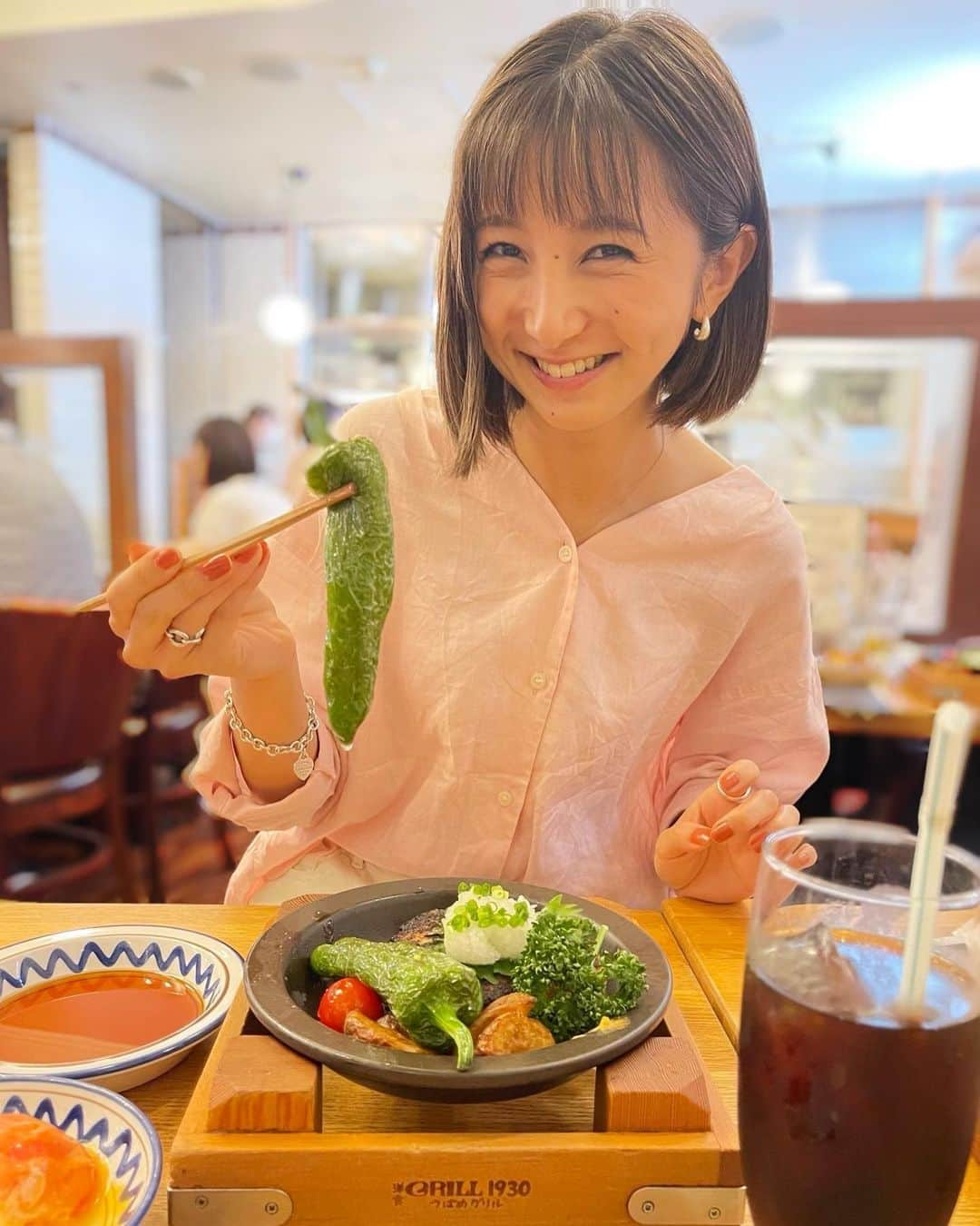 近藤夏子さんのインスタグラム写真 - (近藤夏子Instagram)「.   ひっさしぶりのつばめグリル😍  トマトのファルシーサラダが大好きだったのですがマイナーチェンジしてた🥺 でもレシピを発見したので自宅でやってみます❣️  季節のハンバーグを頼んだら大きなシシトウが！ 10%の確率で激辛かもしれない…と書いてあって激辛に期待しましたが とってもみずみずしい美味しいシシトウが当たりました！笑 　  たくさん食べて 元気に暑さを乗り越えていきましょーっ🌻✨  　 #つばめグリル  #ロールキャベツ が好き #ポテトも好き #トマトのファルシーサラダ」6月28日 18時24分 - kondokako0804