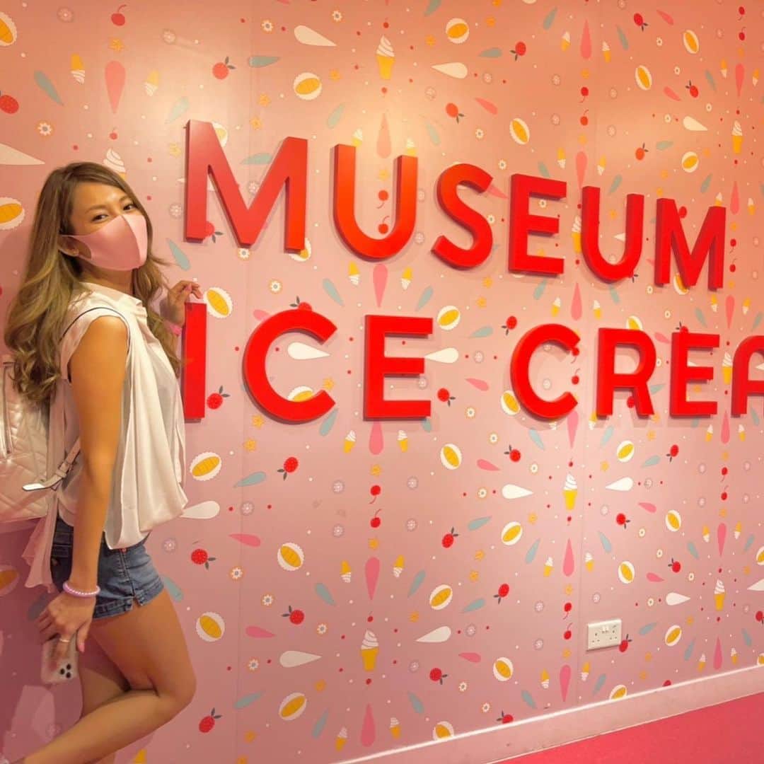 市原彩花さんのインスタグラム写真 - (市原彩花Instagram)「Museum of Ice Cream🍦💖  全部がピンクなアイスクリームミュージアムに行って来た💖 中ではアイス食べ放題なの🍨 施設は広いし、すっごく作り込まれてた✨  ただデンプシーの方にあるし、入場料$44(¥4300)もするから、なかなか行くの気合いる🤣  #icecream#museamoficecream#アイスクリーム#インスタ映え#singapore#シンガポール#singapura#海外生活#海外旅行#海外移住#シンガポール生活#シンガポール在住#싱가포르#新加坡 #あーちゃんシンガポール」6月28日 18時44分 - ayaka_ichihara