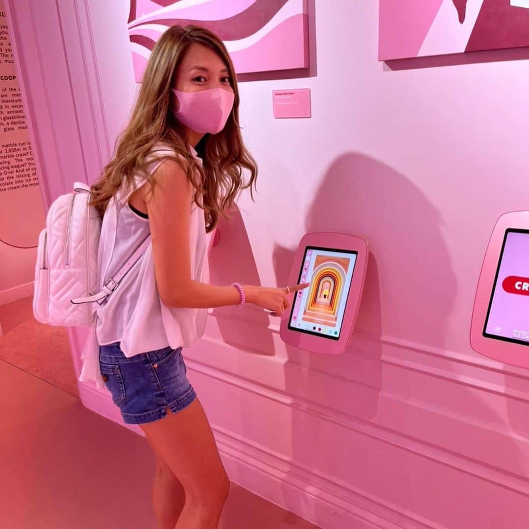 市原彩花さんのインスタグラム写真 - (市原彩花Instagram)「Museum of Ice Cream🍦💖  全部がピンクなアイスクリームミュージアムに行って来た💖 中ではアイス食べ放題なの🍨 施設は広いし、すっごく作り込まれてた✨  ただデンプシーの方にあるし、入場料$44(¥4300)もするから、なかなか行くの気合いる🤣  #icecream#museamoficecream#アイスクリーム#インスタ映え#singapore#シンガポール#singapura#海外生活#海外旅行#海外移住#シンガポール生活#シンガポール在住#싱가포르#新加坡 #あーちゃんシンガポール」6月28日 18時44分 - ayaka_ichihara