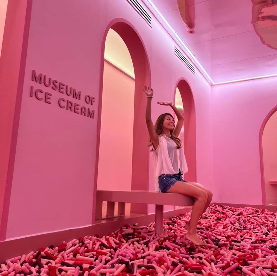 市原彩花さんのインスタグラム写真 - (市原彩花Instagram)「Museum of Ice Cream🍦💖  全部がピンクなアイスクリームミュージアムに行って来た💖 中ではアイス食べ放題なの🍨 施設は広いし、すっごく作り込まれてた✨  ただデンプシーの方にあるし、入場料$44(¥4300)もするから、なかなか行くの気合いる🤣  #icecream#museamoficecream#アイスクリーム#インスタ映え#singapore#シンガポール#singapura#海外生活#海外旅行#海外移住#シンガポール生活#シンガポール在住#싱가포르#新加坡 #あーちゃんシンガポール」6月28日 18時44分 - ayaka_ichihara