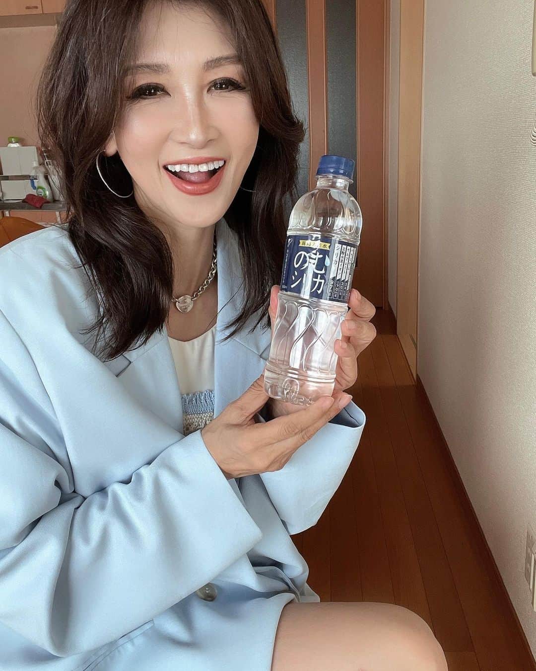 Naoko（なおこ）さんのインスタグラム写真 - (Naoko（なおこ）Instagram)「🌞 🌞 🌞 今年も 暑くなってきて 水をたくさん飲む季節が やってきましたね。  のむシリカは 4大ミネラル カルシウム・ナトリウム・カリウム・マグネシウム の含有量が多い！ だから新陳代謝が上がるのを 実感できるんですよね。  身体に1番大事な水分を おざなりにしていませんか？  なにより 良質なものを身体に取り入れたい。 こだわって欲しいのは、水なんですよね。  仕事柄、 あちこちの経営者さんとお会いする 機会がありますが、 皆さん、それぞれ自分のこだわりの ブランドの水を選ばれていますね。 さすがと思います。  その中から わたしは もう２年ぐらい のむシリカ派です。  お通じが良くなり 肌のトラブル知らずに。 わたしには1番身体に 合ってるようです。　　  料理にも使うとまろやかに なるから。 私は、あずきを炊くのに 使ってみましたよ。 美味しく出来た😆‼️  今なら20%オフ実施中!2箱以上で送料無料だからまとめて買うよ。 わたしすぐなくなる😂  @nomusilica_official  #シリカ#シリカ水#のむシリカ#supported#ナチュラルミネラルウォーター#霧島天然水#美容#デトックス#ダイエット#ケイ素」6月28日 19時28分 - smile_naohibi