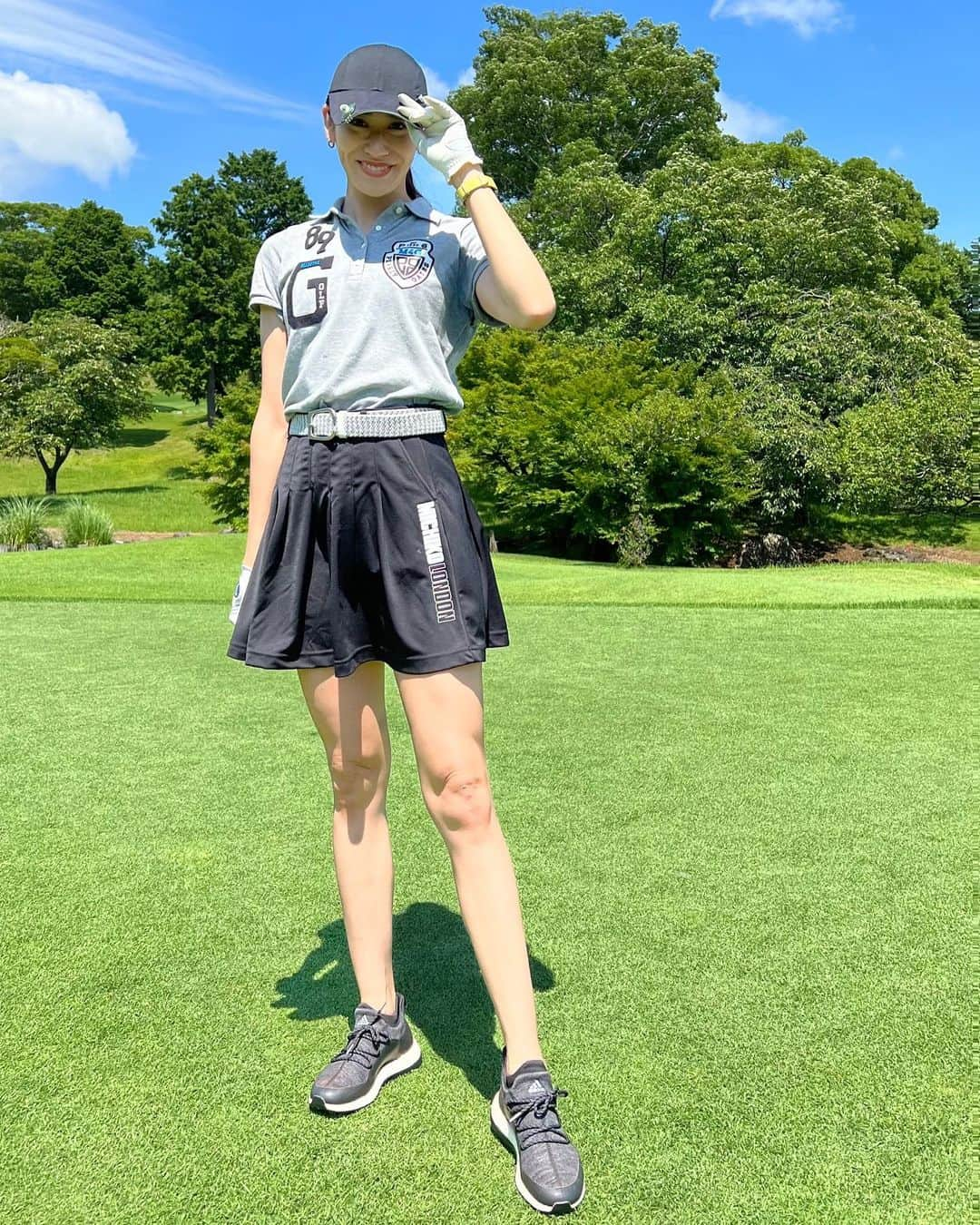 村山和実さんのインスタグラム写真 - (村山和実Instagram)「#脱やるやる詐欺 😎🔥  夏のゴルフウェアが少なくてごちゃ混ぜのコーディネート😂❤️ 半袖は夏用じゃない綿生地で一生乾かなくて大失敗🤪  久しぶりのラウンドはキャディーの玉ちゃん先生wがずっと囁いてくれたおかげで(2枚目の動画是非みて😂💓)  スーパー久しぶりだったけど、 なんだか今までで1番いい感じにゴルフすることができました🥺✨  ゴルフ楽しい🏌️‍♀️💓  多分、  ご迷惑にはならないレベル🙇‍♀️！ お友達の皆様、是非一緒に回ってください❤️  #ゴルフ#ゴルフ女子 #ゴルフ初心者#ゴルフコーデ #ゴルフウェア #ゴルフ小物#集めたい#❤️ #玉ちゃんの囁き#玉江さん#キャディーさん大当たり#またお願いしたい#私のお守り#🏌️‍♀️」6月28日 20時01分 - nagomi.murayama