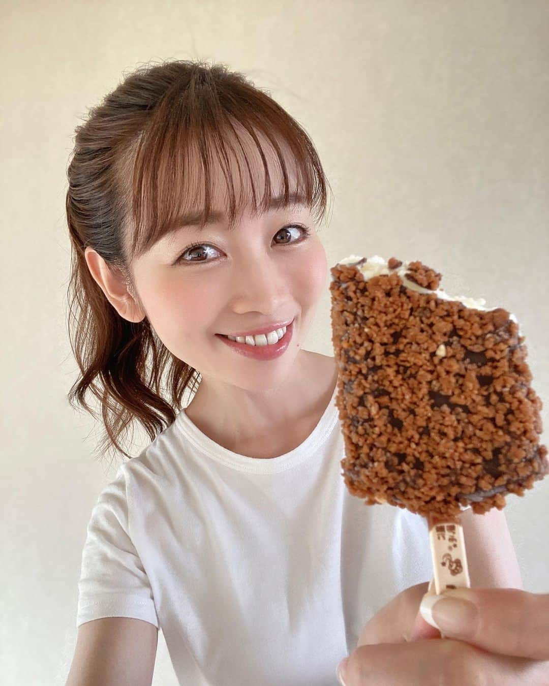 大寺かおりさんのインスタグラム写真 - (大寺かおりInstagram)「先週から福岡に来ています💛 暑い日に食べるブラックモンブラン最高❤️‍🔥 アイスの中で1番好き☺️ . 産後初めての福岡✈️ 初めてひ孫を見た祖母の感想は 「ハンサムね」でした😂 会わせることができて良かった🌼 . せっかく来たので しばらく福岡でのんびりします✨ . #福岡 #梅雨明け #福岡ではお馴染みのアイス #ブラックモンブラン #東京でもコンビニで売ってほしい #ひいおばあちゃん #はじめまして #5ヶ月ベビー #赤ちゃんのいる生活 #子育てママ」6月28日 20時03分 - kaori_ootera