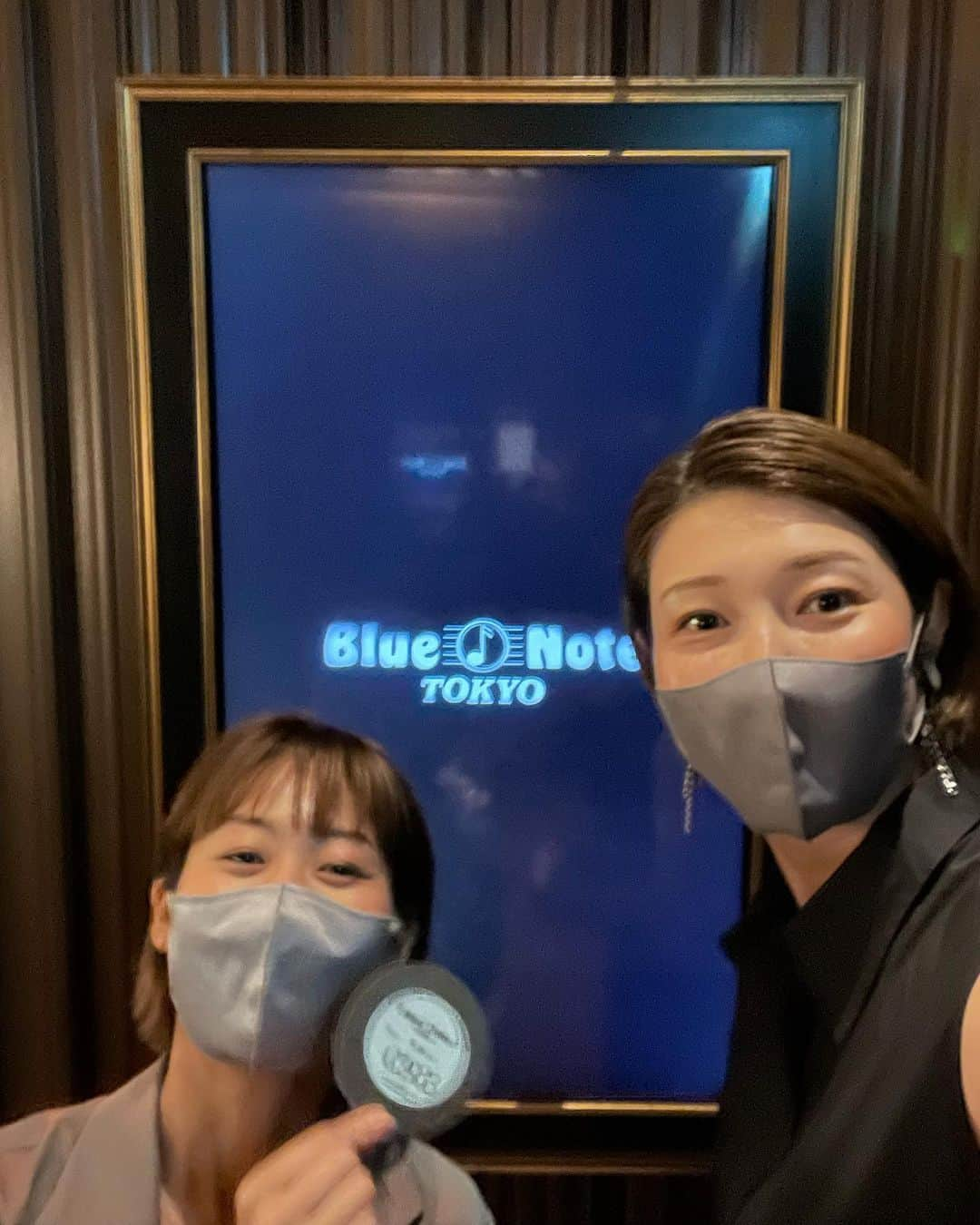 狩野舞子さんのインスタグラム写真 - (狩野舞子Instagram)「・ 初めてのBLUE NOTE TOKYO🎼 高岡早紀さんのスペシャルサマーライブに行ってきました✨ GUESTはなんとあの山本耀司さん！！ 最初から最後まで犬のお散歩仲間だとおっしゃってて可愛かった🐶💕 そして高岡さんの妖艶さに酔いしれました。。。 ・ ブルーノートで音楽に浸る夜が来るなんて大人になったなぁ🥹 誘ってくれたのはこの前YouTube配信で、私をハリウッドメイクで大変身させてくれた ふじもん @nozomifujimoto.hairmake  素敵な夜をありがとうございましたー🌙💕 ・ #bluenotetokyo  #高岡早紀  #yojiyamamoto  #写真撮ってたら照明が消えてったでな」6月28日 20時30分 - kanochan715