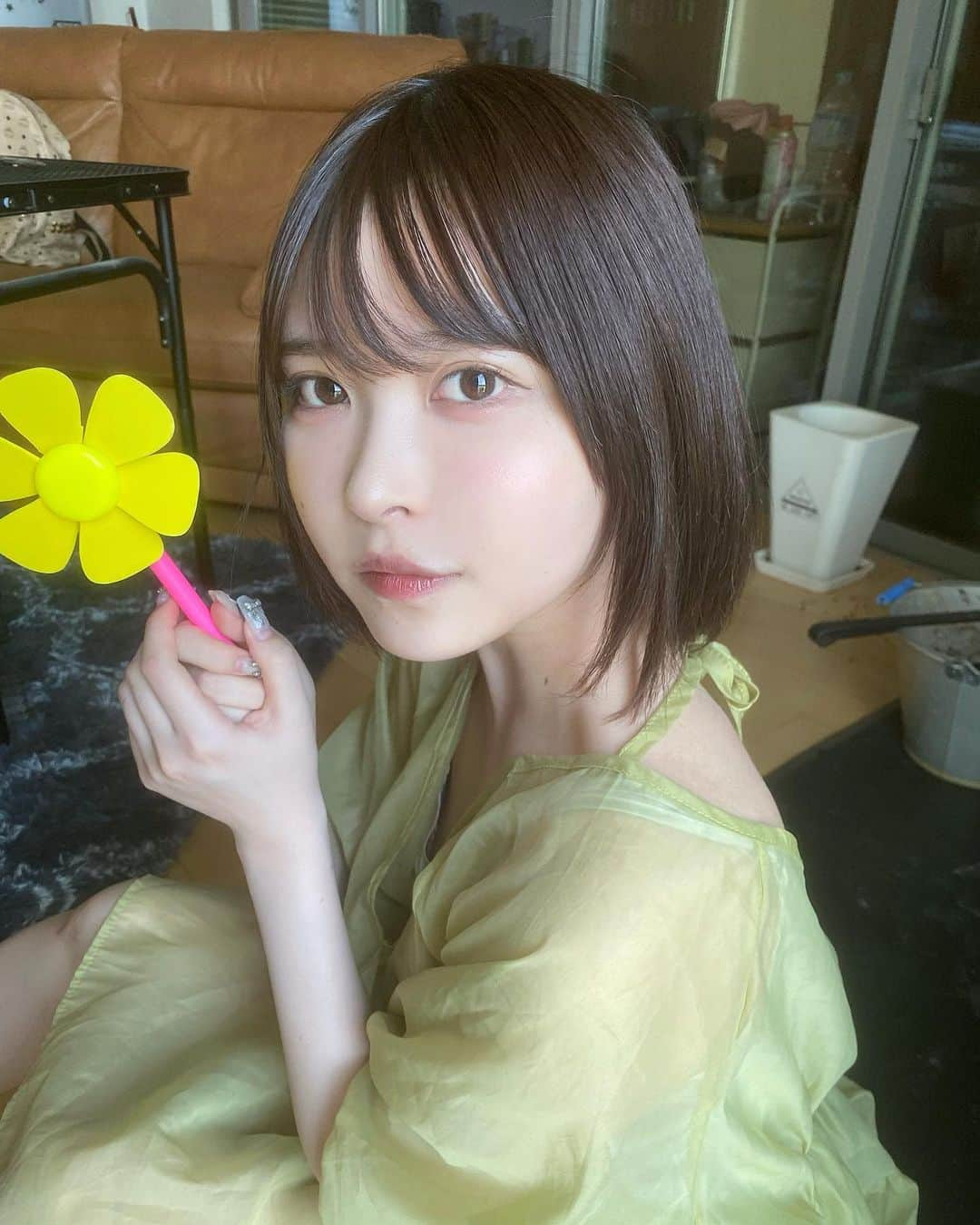 小此木流花さんのインスタグラム写真 - (小此木流花Instagram)「夏のるーになったよーーー 群馬帰ってきてる お化粧品ちょっとしか持ってこなくて薄い顔  小学生の頃からの親友と遊んだ〜写真撮ってくれた上手　さすが分かってるう  ごはん屋さんでたくさん食べたらお花の風車貰えた^ᴗ.ᴗ^  #ワンピース#ruru」6月28日 20時53分 - okonogi_ruka