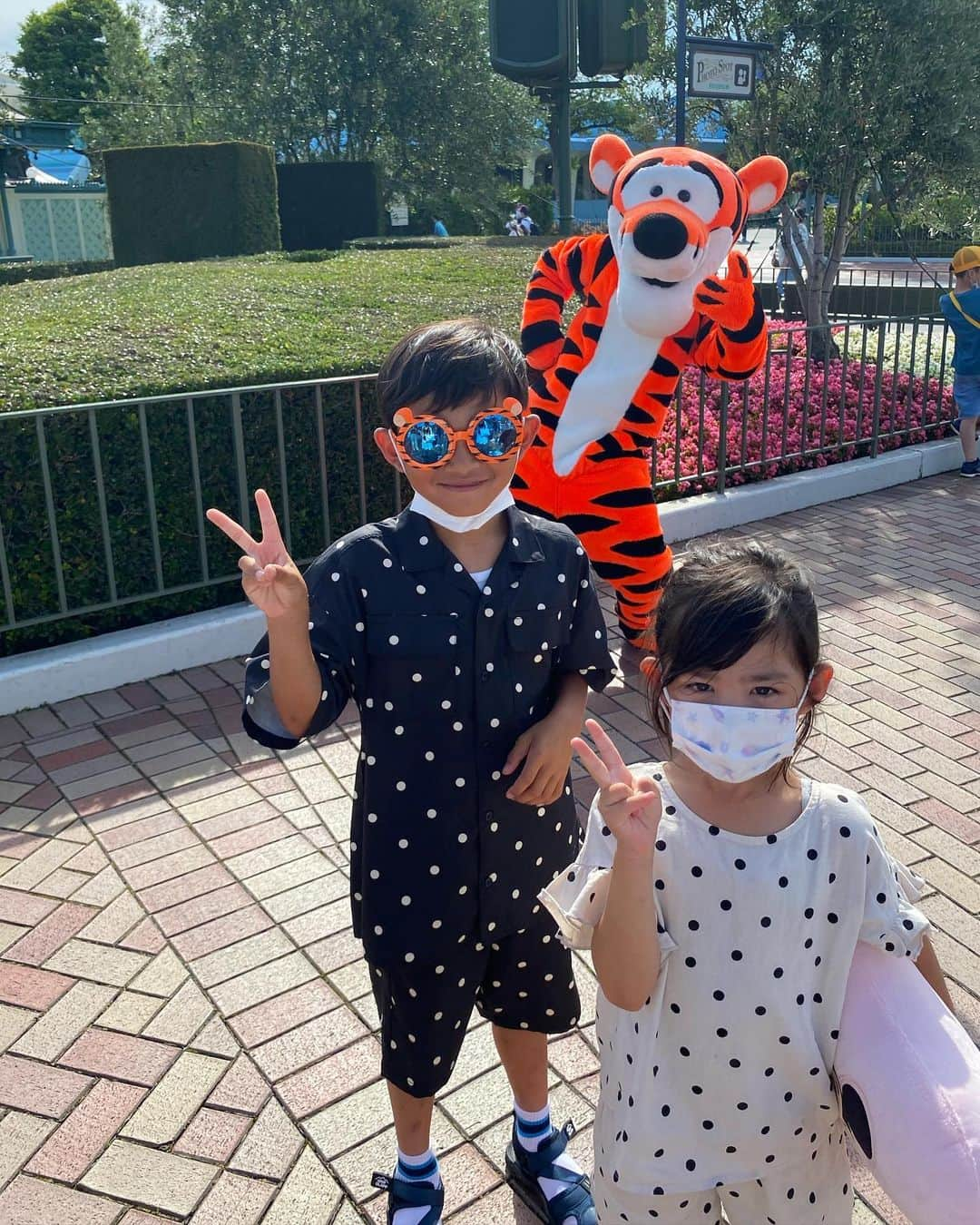 黒宮ニイナさんのインスタグラム写真 - (黒宮ニイナInstagram)「子どもたちの代休で大好きなディズニーへ🐭 兄妹とママはドットでお揃いコーデ🤍🖤🤍 この日は猛暑日で少し並ぶだけでも暑くて汗だくになるので、こまめに水分補給と休憩をしながら子どもたちが乗りたいものはほぼ乗れました👏 怖がりな息子と娘はスプラッシュマウンテン⛰デビューしてビックリして娘ちゃんは少し泣いてしまったけど終わったあともその話ばかりでした😊💓  スタンバイパスが利用できなくなり、普通に並びましたが平日だったのもあって5分〜最大50分待ちとかでした！ 娘が1番乗りたかった美女と野獣はやっぱり人気なのでプレミアムアクセス券購入してスムーズに乗れました☺ さすが、これ本当に早い️💕  昼間のパレードは猛暑のために中止になり、ジャンボリーミッキーにエントリーをして当選し娘が楽しそうに踊ってる横で真顔で感傷する兄🤣 夜のパレードもいい席から観れて1日めいっぱい楽しみました🥰  #ディズニーリゾート#ディズニーランド #夢の国 #ミッキーミニー #美女と野獣 #子連れディズニー #2児ママ #2人育児 #3歳差育児 #兄妹ママ #男の子ママ #7歳男の子 #4歳5ヶ月女の子 #女の子ママ #小学生ママ #幼稚園児ママ #親子コーデ #ディズニーコーデ #モノトーンコーデ #リンクコーデ #30代ママ #30代ママコーデ #ママコーデ #ママファッション #disneyland #tokyodisneyland#mama #mamacoordinate #mamafashion #mamalife」6月28日 21時12分 - niina_pilates0827