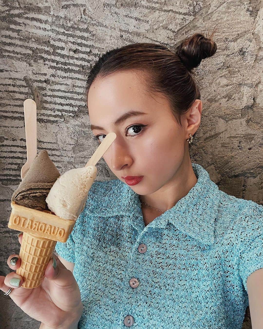 Julia Castroさんのインスタグラム写真 - (Julia CastroInstagram)「うまうま🍦♥︎ そろそろヘアチェンジの季節だ✌🏻 . #gelato  #icecream」6月28日 21時41分 - julia.c.0209