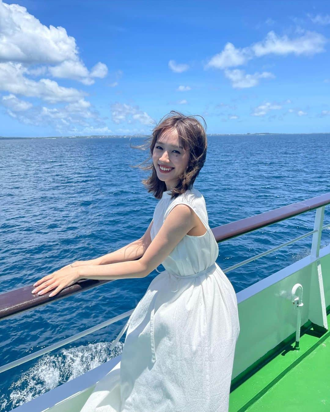 前田希美（まえのん）さんのインスタグラム写真 - (前田希美（まえのん）Instagram)「2日間の宮古島ロケ最高でした︎！ 詳しくはまた告知しますね︎☺︎  宮古島で出会う方々、 みんな明るくて、 すごく心がぽかぽかしました。 またすぐに来たいなぁ~  一日目の私服は 前後2Wayで着れるワンピ。 こちらN WITH.の新作です。  このワンピ色んな着方ができて ウエストのリボンを外すと また違ったシルエットに見えるのが 推しポイント。  今度前後逆に着てみますね︎☺︎ 一気にモードな雰囲気になるので 大人っぽく︎着たい時におすすめ。  カラーはネイビー、ホワイト、ベージュの3色展開です。  発売まで待っててくださいね！  #のんの私服 #miyakojima #code #fashion」6月28日 22時15分 - maeda_nozomi