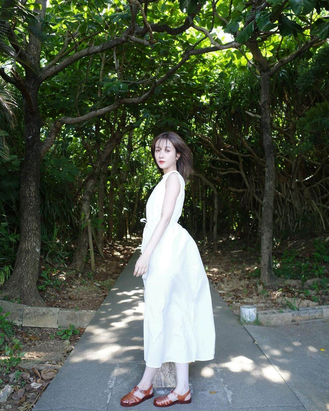 前田希美（まえのん）さんのインスタグラム写真 - (前田希美（まえのん）Instagram)「2日間の宮古島ロケ最高でした︎！ 詳しくはまた告知しますね︎☺︎  宮古島で出会う方々、 みんな明るくて、 すごく心がぽかぽかしました。 またすぐに来たいなぁ~  一日目の私服は 前後2Wayで着れるワンピ。 こちらN WITH.の新作です。  このワンピ色んな着方ができて ウエストのリボンを外すと また違ったシルエットに見えるのが 推しポイント。  今度前後逆に着てみますね︎☺︎ 一気にモードな雰囲気になるので 大人っぽく︎着たい時におすすめ。  カラーはネイビー、ホワイト、ベージュの3色展開です。  発売まで待っててくださいね！  #のんの私服 #miyakojima #code #fashion」6月28日 22時15分 - maeda_nozomi