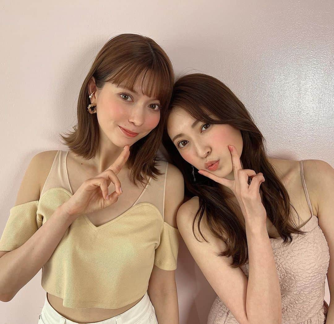 吉田朱里さんのインスタグラム写真 - (吉田朱里Instagram)「今月号の @vocemagazine では @alilouss ちゃんと美容トークしました💖💖 . ずーっと昔から憧れで なんでこんなに可愛いんだと 思って見てた方と一緒に撮影しましたよ🥹🥹🥹♥️♥️♥️ . 2人ともめちゃくちゃ 美容ヲタクなので、とっても濃い内容になってます！！ 是非ご覧ください😘❤️ 好きなコスメも似てた💖💖 . そしてアリサちゃんスタイル良すぎ顔可愛すぎ🥰♥️ なのに性格もおっとりさんで ギャップにさらに萌えました♥️」6月28日 22時35分 - _yoshida_akari