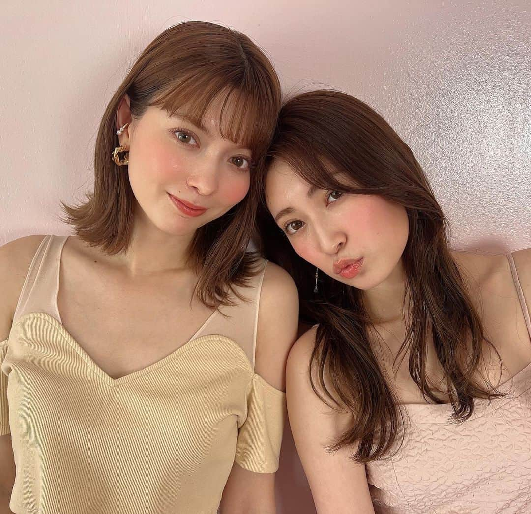 吉田朱里さんのインスタグラム写真 - (吉田朱里Instagram)「今月号の @vocemagazine では @alilouss ちゃんと美容トークしました💖💖 . ずーっと昔から憧れで なんでこんなに可愛いんだと 思って見てた方と一緒に撮影しましたよ🥹🥹🥹♥️♥️♥️ . 2人ともめちゃくちゃ 美容ヲタクなので、とっても濃い内容になってます！！ 是非ご覧ください😘❤️ 好きなコスメも似てた💖💖 . そしてアリサちゃんスタイル良すぎ顔可愛すぎ🥰♥️ なのに性格もおっとりさんで ギャップにさらに萌えました♥️」6月28日 22時35分 - _yoshida_akari