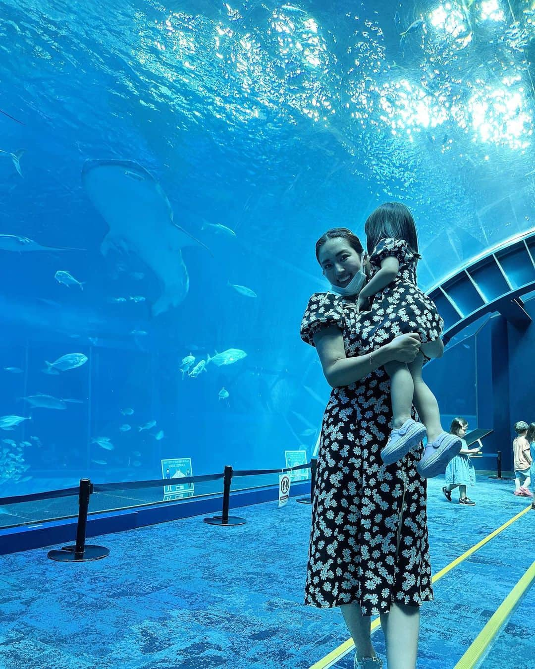 庄司ゆうこさんのインスタグラム写真 - (庄司ゆうこInstagram)「ちゅらうみ水族館へ🐟🐠✨ はるきくん初の水族館でしたが魚を目で追ったりして楽しそうでした❤️ ももちゃんは相変わらずワガママ放題で、はるきくんのためにベビーカー持参したのにももちゃんが乗るーってなり、はるきくんは抱っこ紐😂 せっかくお揃いコーデなのに全くカメラ目線もしてくれないし、今日のももちゃんはなかなか大変だった🤣 それにしても水族館でお魚さん見ていたらスキューバダイビングしたくなってきた🥰 #ちゅらうみ水族館#水族館#お魚#魚#お揃いコーデ#リンクコーデ#親子コーデ#花柄ワンピース#子連れ旅行#沖縄旅行#沖縄#姉弟#2人育児#こどものいる暮らし」6月28日 22時39分 - yuko.shoji