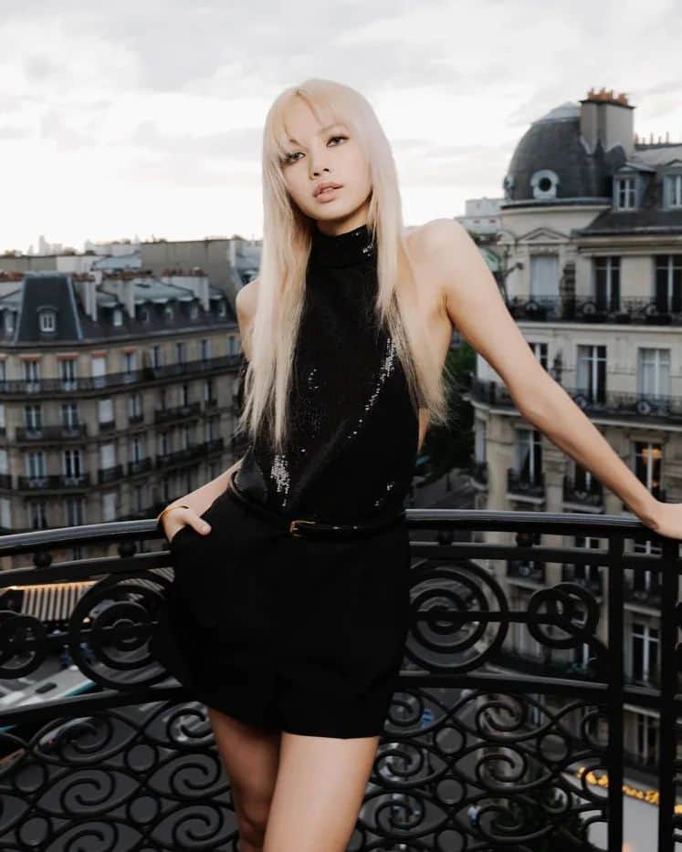 リサさんのインスタグラム写真 - (リサInstagram)「can't get over with this Lisa. 😍 . . . #LISA #LALISA #리사 #블랙핑크 #BLACKPINK #LALISAMANOBAN #LALISAMANOBAL #blackpinklisa #lisablackpink」6月28日 22時45分 - lisa.blackpink