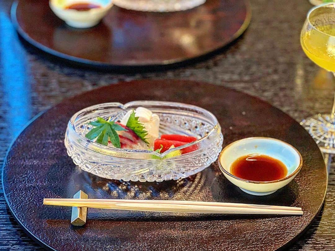 能美黎子さんのインスタグラム写真 - (能美黎子Instagram)「・ パークホテル東京25階にある 日本料理「花山椒」　@parkhoteltokyo   アーティストルームに宿泊した日のディナーは、 こちらでいただきました。  お料理やドリンクにも アート作品からインスパイアされた お料理が盛り込まれているアート懐石。  1枚目は、 ロビーフロアに飾られている展示作品から インスパイアされた 和牛昆布〆のロースト　輪花盛り。  2枚目のカクテルもアート作品より インスパイアせれて作られたドリンク。 トロピカルで美味しかった。  久しぶりの日本料理は、 身体に優しくて沁みる感じがしました。  昨年お伺いした時は、 ハイティーを利用したのですがとっても素敵だったんです！ 今度はハイティーでまたお伺いしたいお店。  店内は程よく広い空間で、 高層階の窓から見える都会の夜景が綺麗で、 少し大人の空間でした。  会食やデート、家族で利用されていて 様々な用途で使えます。 店内は平日夜でも満席だったので、 ご予約がおすすめ。  --------------------  日本料理「花山椒」@parkhoteltokyo  〒105-7227　東京都港区東新橋1丁目7番1号 汐留メディアタワー 03-6252-1177 定休日： 月曜日  --------------------  #パークホテル東京 #パークホテル東京花山椒 #ホテルステイ #ホテルライク #ホテルディナー #女子会ディナー #女子会 #ホテル女子会 #汐留グルメ #汐留ランチ #汐留ディナー #会食 #接待ディナー #接待向き #デートスポット #デートにオススメ #高層階レストラン #夜景が綺麗なレストラン #お洒落ディナー #東京グルメ #東京ディナー #おしゃれディナー #美食日記 #美味しいもの巡り #美味しいもの #食べ歩きグルメ #限定メニュー #限定グルメ #季節限定メニュー」6月28日 22時53分 - reikonohmi