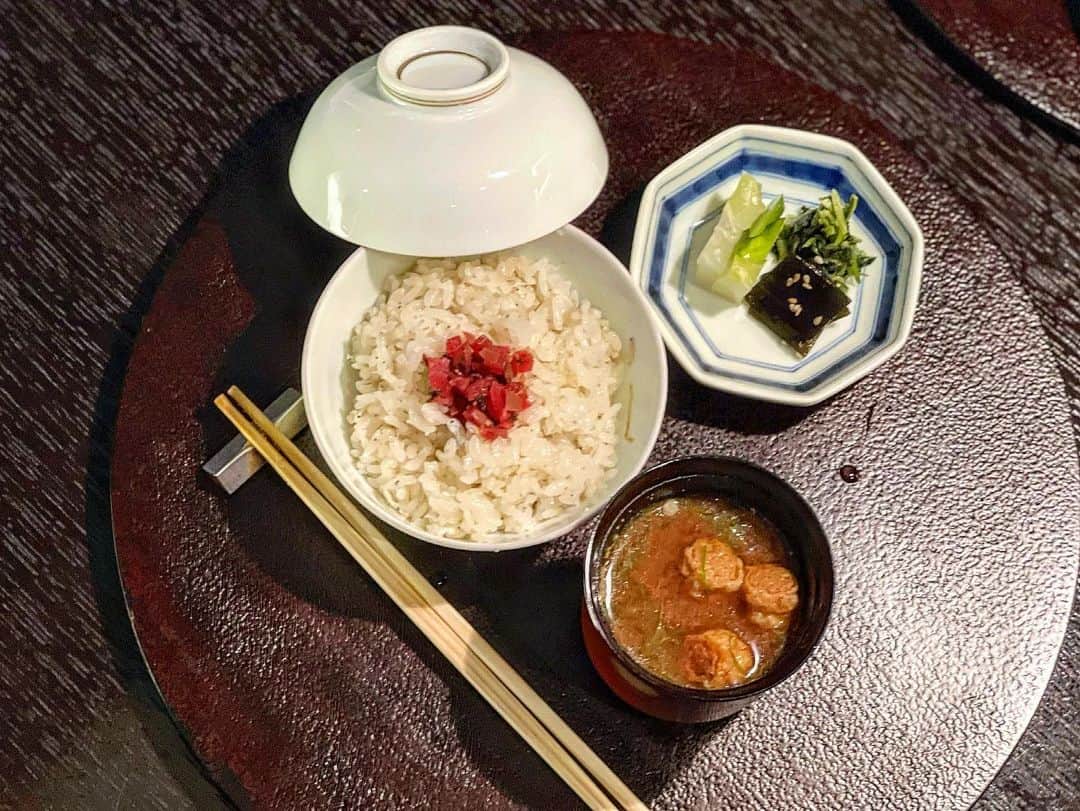 能美黎子さんのインスタグラム写真 - (能美黎子Instagram)「・ パークホテル東京25階にある 日本料理「花山椒」　@parkhoteltokyo   アーティストルームに宿泊した日のディナーは、 こちらでいただきました。  お料理やドリンクにも アート作品からインスパイアされた お料理が盛り込まれているアート懐石。  1枚目は、 ロビーフロアに飾られている展示作品から インスパイアされた 和牛昆布〆のロースト　輪花盛り。  2枚目のカクテルもアート作品より インスパイアせれて作られたドリンク。 トロピカルで美味しかった。  久しぶりの日本料理は、 身体に優しくて沁みる感じがしました。  昨年お伺いした時は、 ハイティーを利用したのですがとっても素敵だったんです！ 今度はハイティーでまたお伺いしたいお店。  店内は程よく広い空間で、 高層階の窓から見える都会の夜景が綺麗で、 少し大人の空間でした。  会食やデート、家族で利用されていて 様々な用途で使えます。 店内は平日夜でも満席だったので、 ご予約がおすすめ。  --------------------  日本料理「花山椒」@parkhoteltokyo  〒105-7227　東京都港区東新橋1丁目7番1号 汐留メディアタワー 03-6252-1177 定休日： 月曜日  --------------------  #パークホテル東京 #パークホテル東京花山椒 #ホテルステイ #ホテルライク #ホテルディナー #女子会ディナー #女子会 #ホテル女子会 #汐留グルメ #汐留ランチ #汐留ディナー #会食 #接待ディナー #接待向き #デートスポット #デートにオススメ #高層階レストラン #夜景が綺麗なレストラン #お洒落ディナー #東京グルメ #東京ディナー #おしゃれディナー #美食日記 #美味しいもの巡り #美味しいもの #食べ歩きグルメ #限定メニュー #限定グルメ #季節限定メニュー」6月28日 22時53分 - reikonohmi