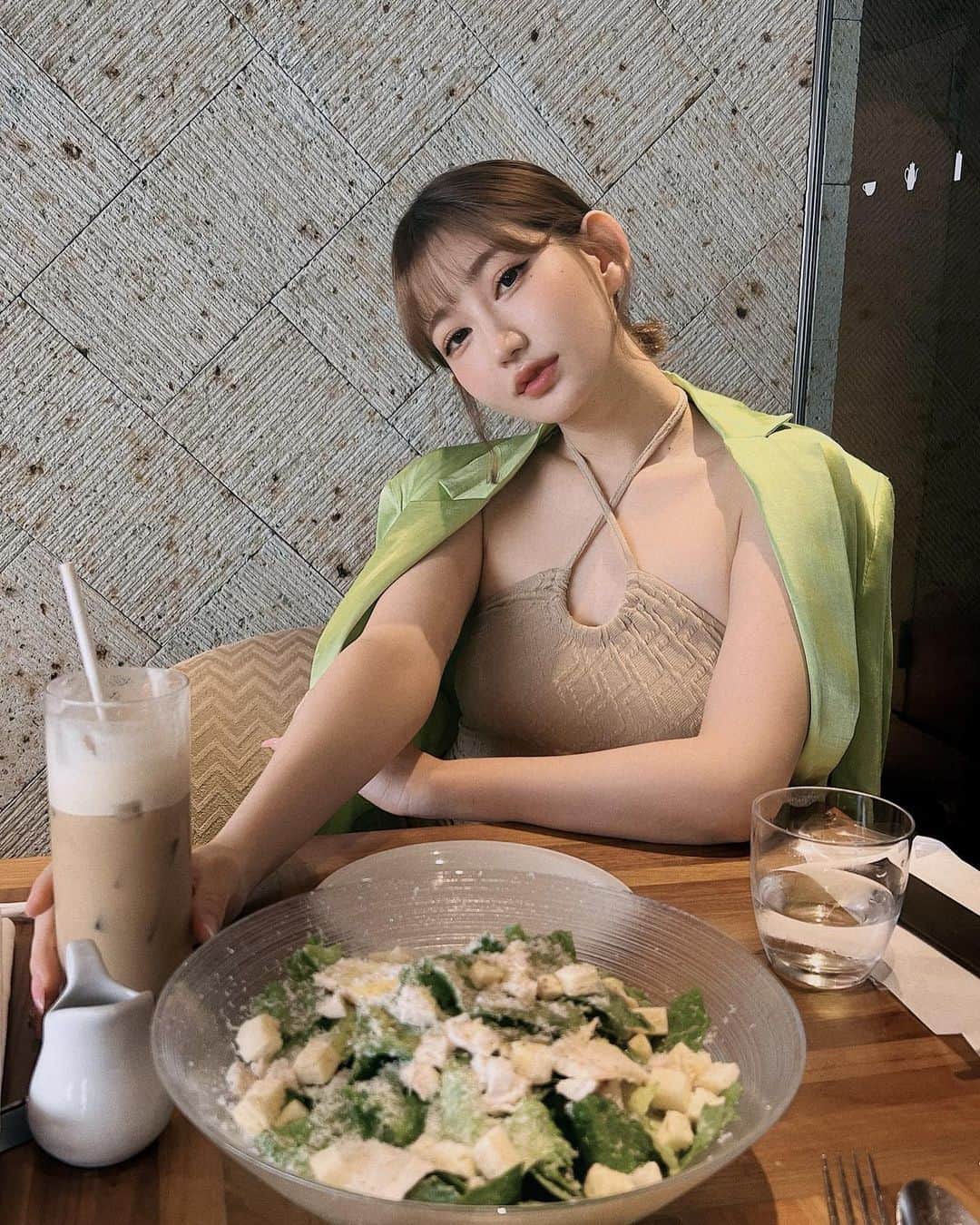 月城まゆさんのインスタグラム写真 - (月城まゆInstagram)「メロンクリームソーダのんで サラダもりもりたべて元気まる💚  #メロンクリームソーダ #gal #japanesegirl #sexy #instalike #グラドル」6月28日 23時23分 - xo_mayu_xo