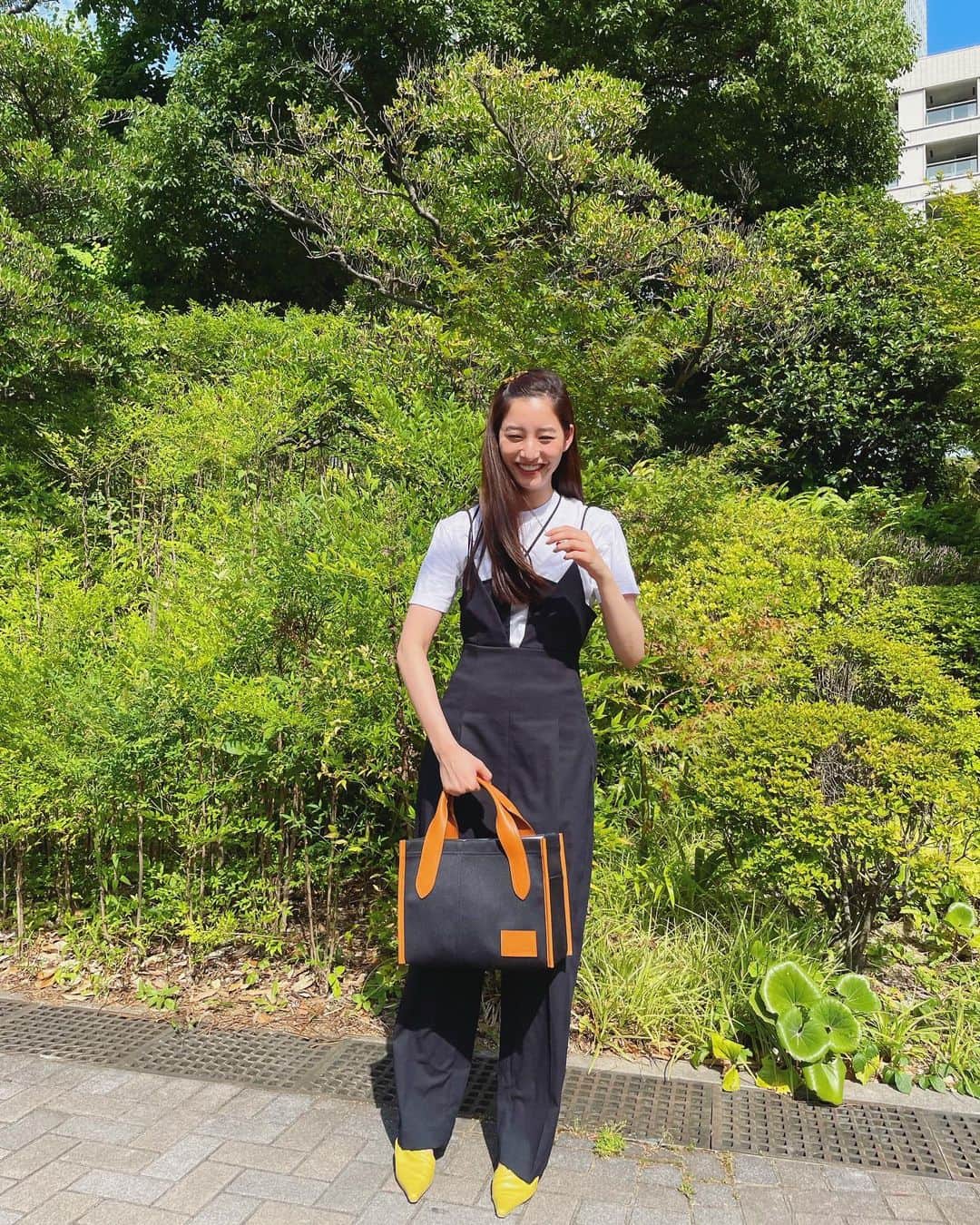 新木優子さんのインスタグラム写真 - (新木優子Instagram)「暑くて。溶ける。  私服  T-shirt : @acnestudios  all-in-one : @lecielbleu_official  shoes : @amerivintage  bag : @jandmdavidson」6月28日 23時30分 - yuuuuukko_