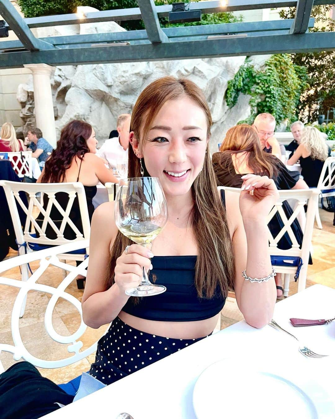 村主章枝さんのインスタグラム写真 - (村主章枝Instagram)「Prime Steak house Las Vegas at Bellagio. @primesteakhouselv @bellagio  We went for Devin’s birthday and definitely a good place to celebrate for special occasions.  They have patio seating and you can see the fountain show. Food is very delicious, especially beef and dessert. I usually don't drink much but this white wine was so good with a beautiful location. It is not my birthday but I had wine. Lol Happy Birthday Devin @devinjteer and Thank you so much to my best friend Jiro @jirojk for this wonderful place.  ベラージオのプライムステーキハウス。  @primesteakhouselv @bellagio  今回、デビンの誕生日で行きました。特別なお祝いのときなどには、特にオススメの場所です。パティオ席があり、噴水ショーを見ることができます。牛肉とデザートはとても美味しかったです。 普段はあまりお酒は、飲まないのですが、この白ワインは絶好のロケーションで飲めて幸せでした。私の誕生日じゃないのに笑 デビン、お誕生日おめでとうデビン！ そしてこの素晴らしい場所を紹介してくれた親友のJiroさん @jirojk に感謝です！ #lasvegas  #lasvegasfood  #ラスベガスグルメ  #ラスベガス」6月29日 0時40分 - fumie.suguri