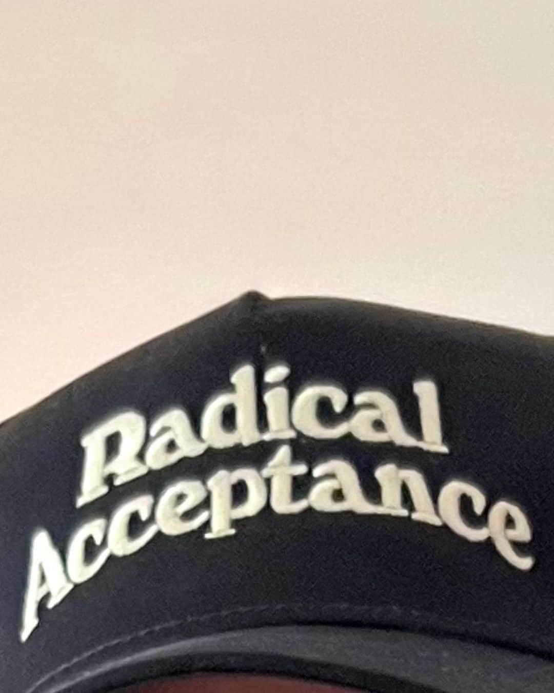 カースタ・ロウさんのインスタグラム写真 - (カースタ・ロウInstagram)「mantra ✨ (thanks for the hat rec @sarahnimptsch ☺️) #radicalacceptance」6月29日 4時59分 - karstalowe
