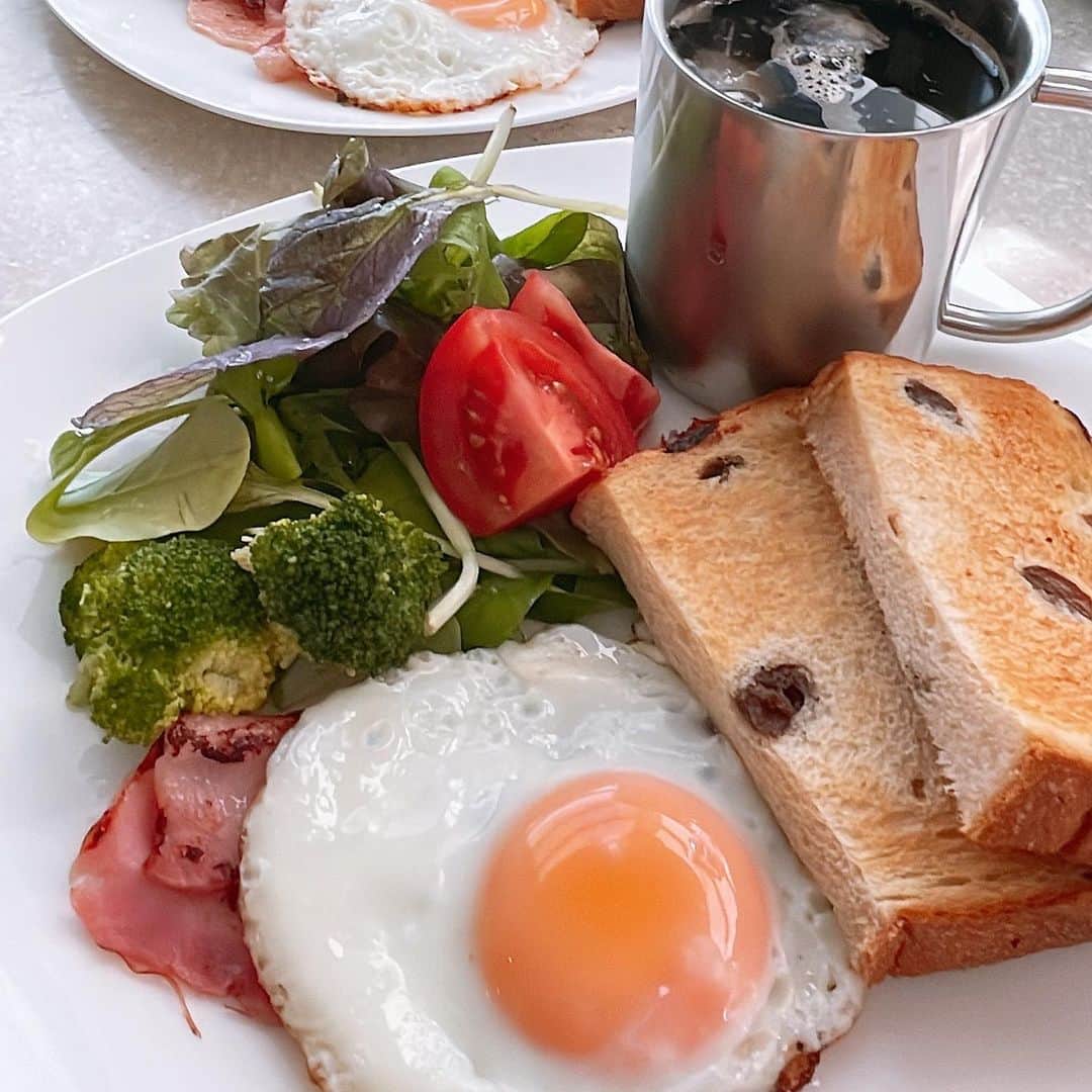 水谷雅子さんのインスタグラム写真 - (水谷雅子Instagram)「名古屋36℃☀️ おはようございます。 朝から日差しが強く汗が止まらない🐕🚶‍♀️💦 今日も猛烈な暑さになります。🥵 暑さ対策万全にしてくださいね！　 無理をせずしっかりと水分補給してください。 朝食はしっかり食べて頑張って行ってらっしゃい❤️ #おはようございます#朝食#モーニング #goodmorning #breakfast  #akitainu #dogsofinstagram  #秋田犬#秋田犬マグ#おはようマグ #今朝のマグ #レーズンパン#サラダ #目玉焼き #アイスコーヒー#珈琲 #水谷雅子#水谷雅子beautybook50の私 #水谷雅子の美容の秘訣シリーズ」6月29日 7時37分 - mizutanimasako