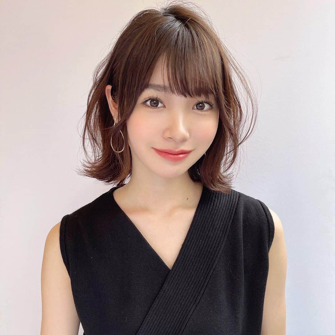 及川天和さんのインスタグラム写真 - (及川天和Instagram)「あなたはどっち派？　スワイプ→→ @tenhouo  #ヘアカタログ  スタイリングで計算された動きをプラス。ちょっぴりあざとく、でも好感度は高く、とことん欲張りに今っぽヘアを作っちゃいましょう！  うちとそとでの印象の違い✨  ※保存してご提示ください♡  #髪質改善#ロングヘア#ダークカラ―#サロンモデル#美容師#美少女#ヘア#ロング#ヘアアレンジ#インナーカラー#hair#グレージュカラー#ヘアスタイル#スタイリング#髪型#暗髪カラー #シースルーバング#小顔カット#似合わせカット#ヘアカラー#hairstyle#ミディアムヘア#縮毛」6月29日 8時12分 - tenhouo