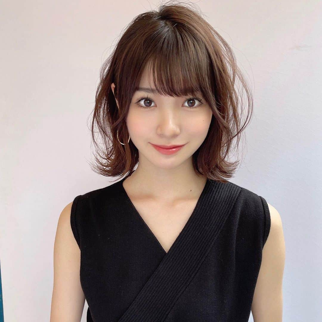 及川天和さんのインスタグラム写真 - (及川天和Instagram)「あなたはどっち派？　スワイプ→→ @tenhouo  #ヘアカタログ  スタイリングで計算された動きをプラス。ちょっぴりあざとく、でも好感度は高く、とことん欲張りに今っぽヘアを作っちゃいましょう！  うちとそとでの印象の違い✨  ※保存してご提示ください♡  #髪質改善#ロングヘア#ダークカラ―#サロンモデル#美容師#美少女#ヘア#ロング#ヘアアレンジ#インナーカラー#hair#グレージュカラー#ヘアスタイル#スタイリング#髪型#暗髪カラー #シースルーバング#小顔カット#似合わせカット#ヘアカラー#hairstyle#ミディアムヘア#縮毛」6月29日 8時12分 - tenhouo