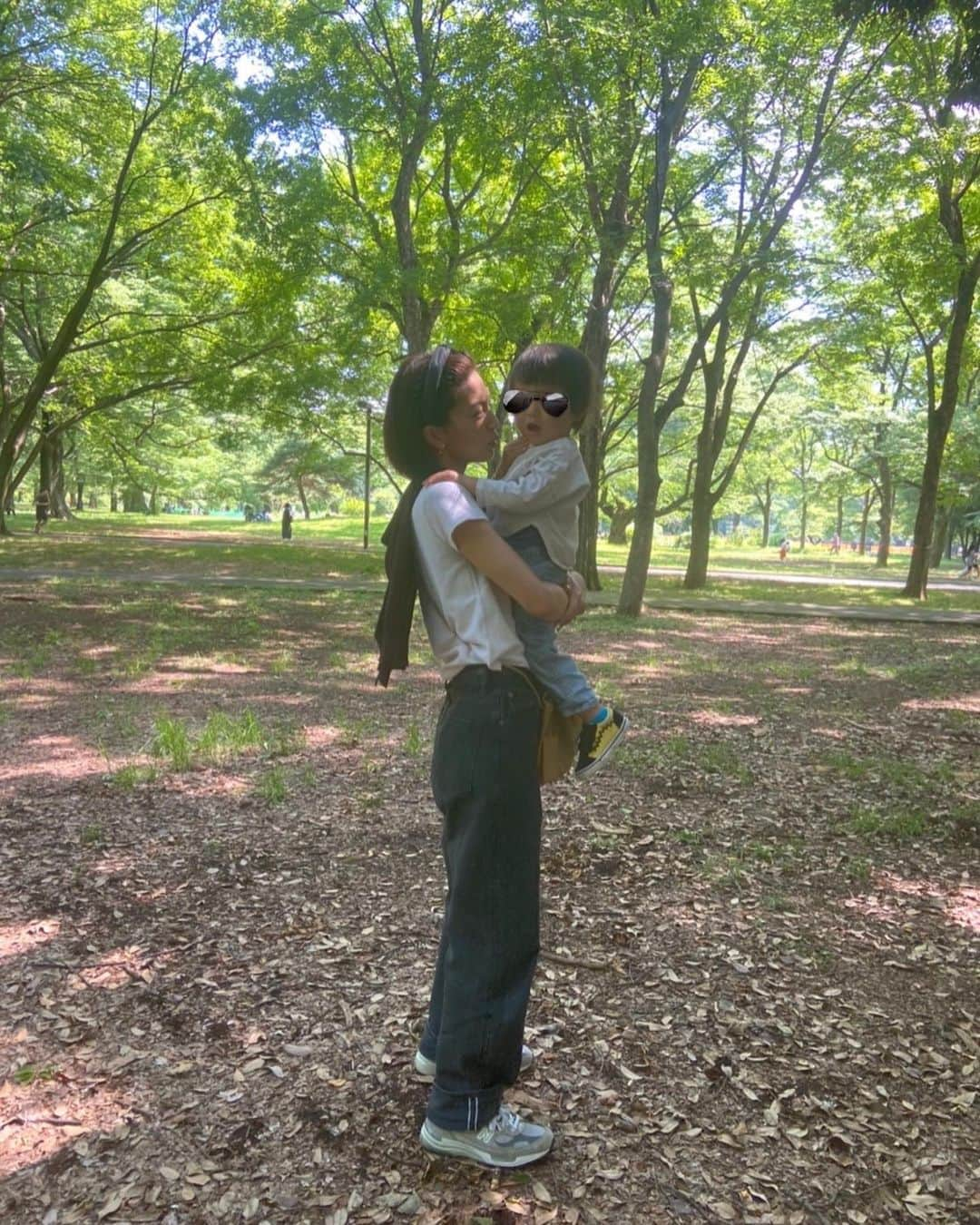 安田美沙子さんのインスタグラム写真 - (安田美沙子Instagram)「いつかの家族で公園🤍  兄は自転車に補助輪なしですぐ乗れるようになり、乗り回しています。笑  弟は。。。 兄のようにベビースイミングも行けず、こどもちゃれんじも取ってあげてないし、何もできていない。  でもいつもにいにいを横目でチラ見して、学んでくれているみたい☺️  逞しい弟🤍ありがとう。  また家族で公園いきたいなー  #park  #family #brothers #5yearsold  #2yearsold」6月29日 10時59分 - yasuda_misako