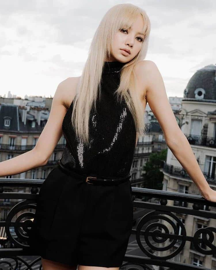 リサさんのインスタグラム写真 - (リサInstagram)「TAKE A BTS LOOK AS BLACKPINK LISA GETS READY FOR CELINE'S SS23 SHOW -@hypebae  #LISAXCELINE LALISA HUMAN CELINE #LISAatCelinePFW22 #DYSFUNCTIONALBAUHAUS  . . . #LISA #LALISA #리사 #블랙핑크 #BLACKPINK #LALISAMANOBAN #LALISAMANOBAL #blackpinklisa #lisablackpink」6月29日 11時13分 - lisa.blackpink