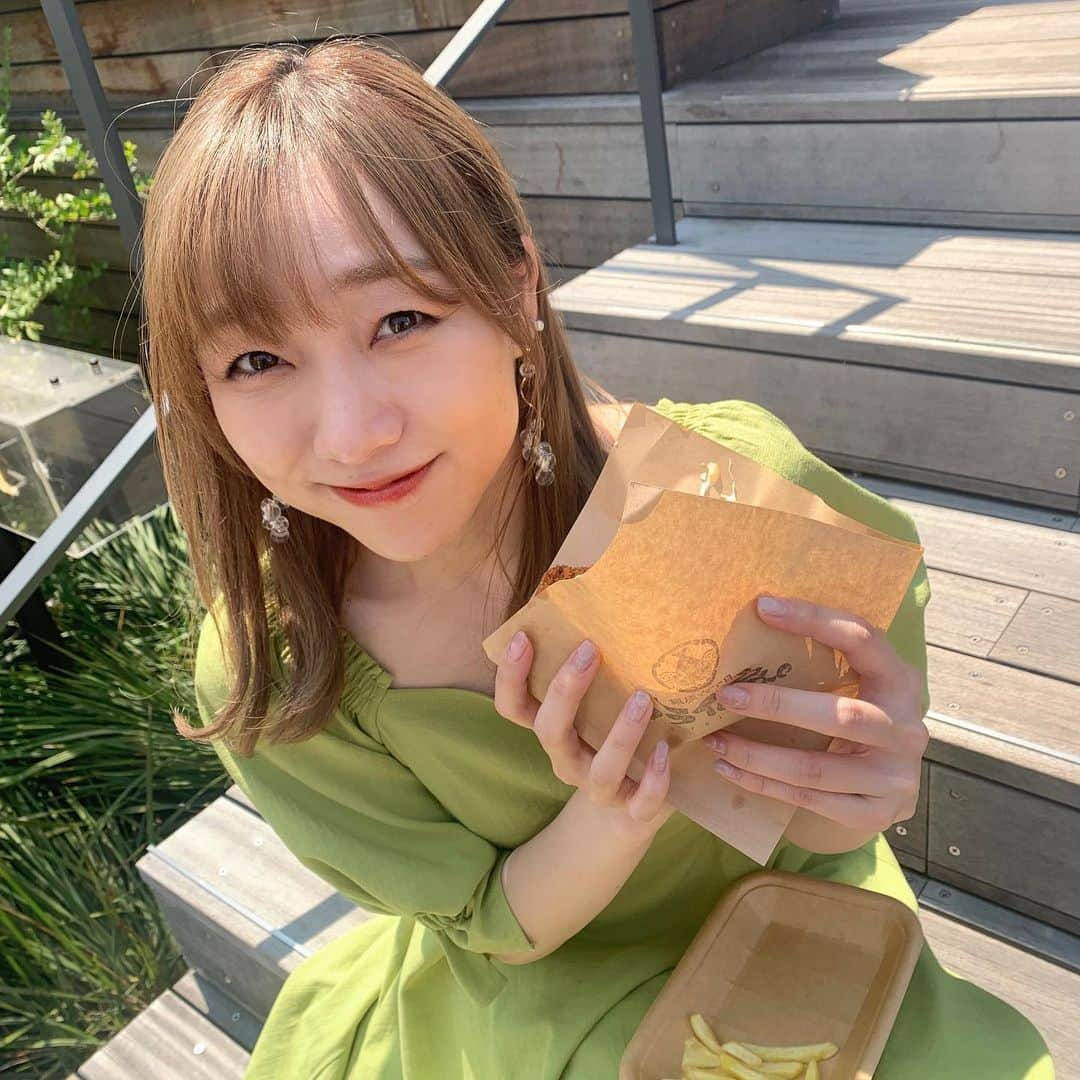 須田亜香里さんのインスタグラム写真 - (須田亜香里Instagram)「なんとお客さま第一号でした🤗 フィッシュライスバーガーの発表会に参加させていただきました！ 見た目のインパクトはもちろんだけど、こだわりの詰まったフィッシュフライが本当に美味しかった🐟💕🍔  小島よしおさんも体験なさっていた津本式、究極の血抜きの技術の素晴らしさも伝わる美味しさ！  私はタルタルソースでいただいたのですが、他にもたくさんの味わいを楽しめるので皆様も是非✨  #GINZA黄金バーガー #銀座六丁目フライの家」6月29日 11時37分 - akarisuda