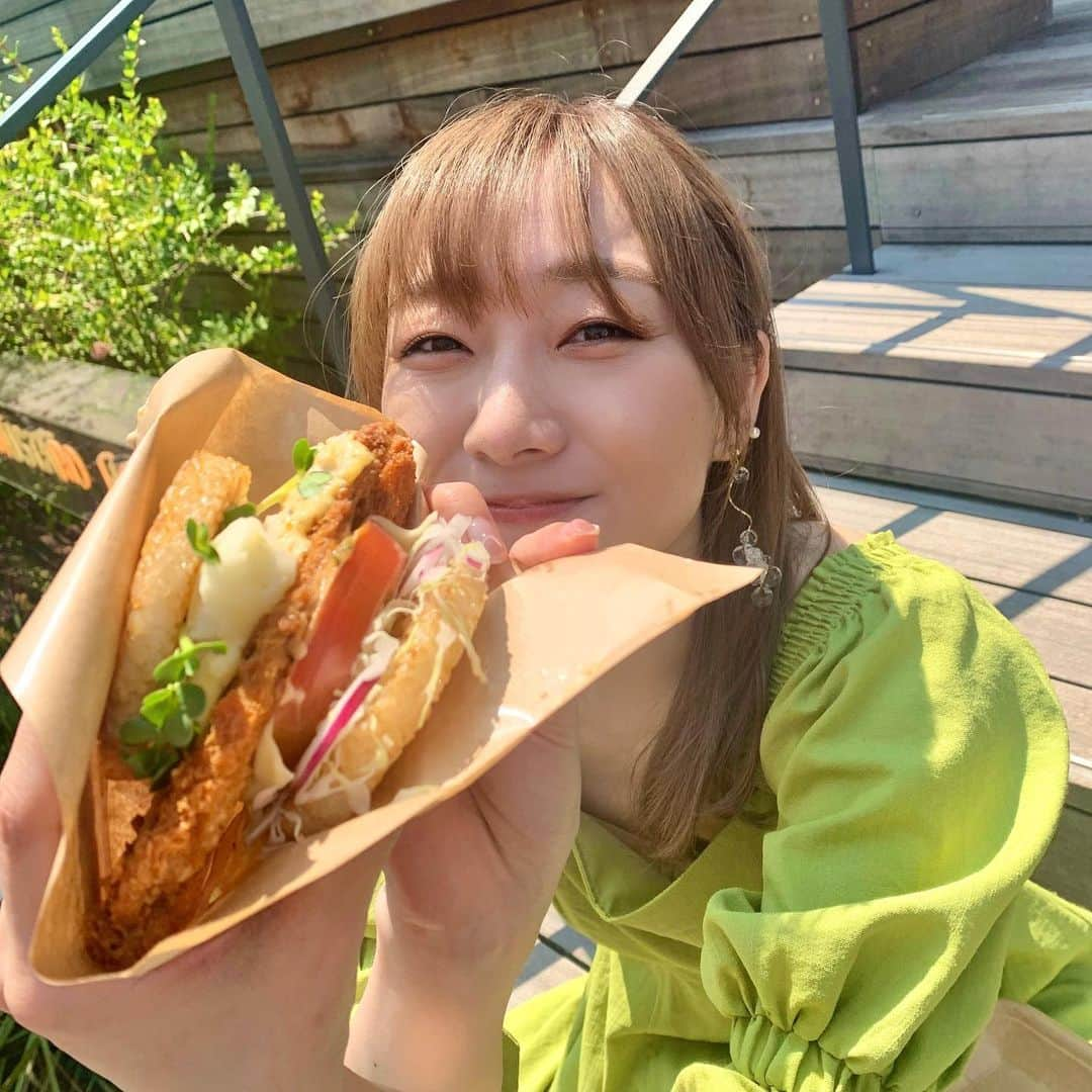 須田亜香里さんのインスタグラム写真 - (須田亜香里Instagram)「なんとお客さま第一号でした🤗 フィッシュライスバーガーの発表会に参加させていただきました！ 見た目のインパクトはもちろんだけど、こだわりの詰まったフィッシュフライが本当に美味しかった🐟💕🍔  小島よしおさんも体験なさっていた津本式、究極の血抜きの技術の素晴らしさも伝わる美味しさ！  私はタルタルソースでいただいたのですが、他にもたくさんの味わいを楽しめるので皆様も是非✨  #GINZA黄金バーガー #銀座六丁目フライの家」6月29日 11時37分 - akarisuda