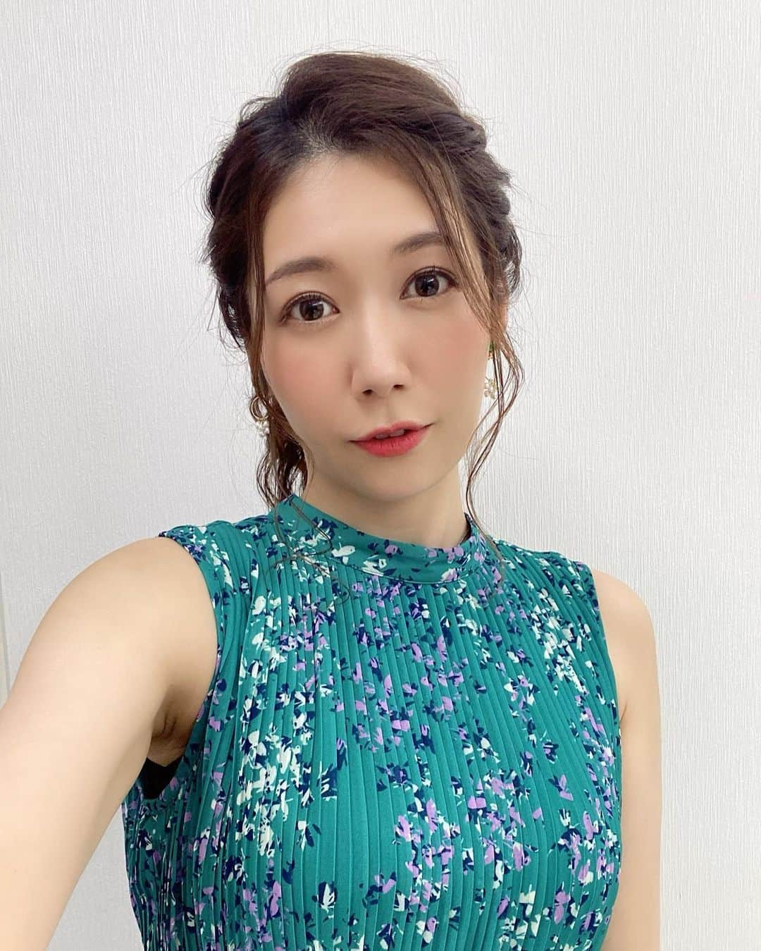 穂川果音さんのインスタグラム写真 - (穂川果音Instagram)「hairstyle  ポニーテール！！！ 暑いから首回りスッキリさせたいよね！！！  earring→ @e_l.byloretta  　#ヘアスタイル　#ヘアアレンジ　#アレンジポニーテール　#ポニーテールアレンジ　#アップスタイル　#hairstyle #hairarrange #イヤリング　#earrings  #ミディアムロング　#初夏コーデ　　#6月コーデ　#ロングポニー #お天気キャスターコーデ　#アベプラ　#abema #穂川果音 #高めポニーテール」6月29日 12時02分 - hokawakanonn