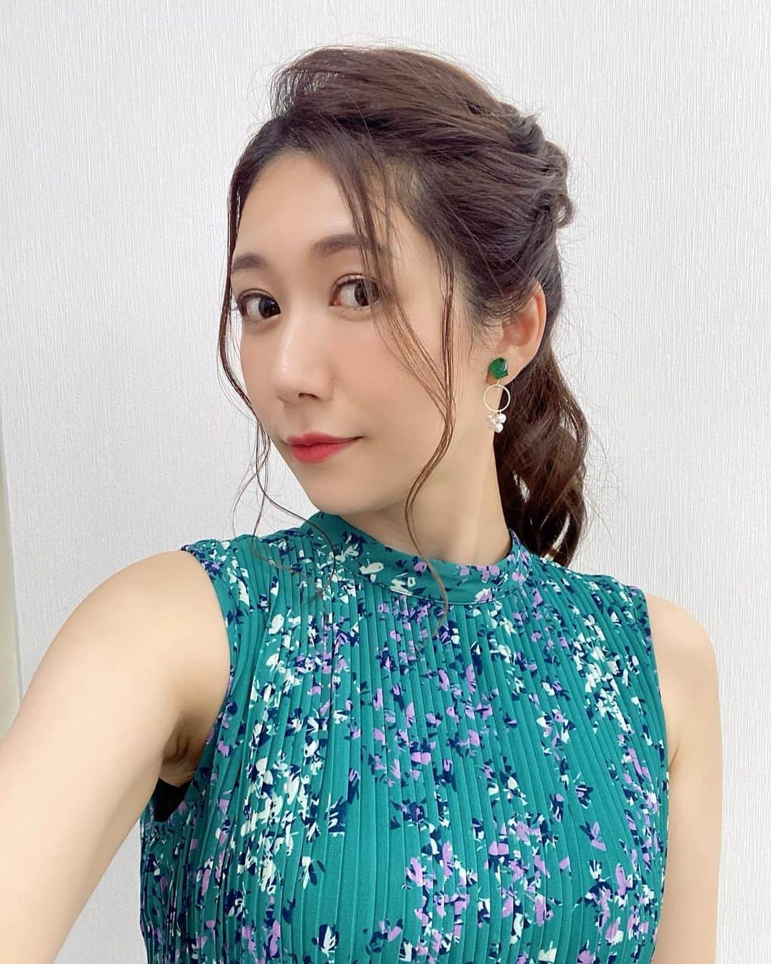 穂川果音さんのインスタグラム写真 - (穂川果音Instagram)「hairstyle  ポニーテール！！！ 暑いから首回りスッキリさせたいよね！！！  earring→ @e_l.byloretta  　#ヘアスタイル　#ヘアアレンジ　#アレンジポニーテール　#ポニーテールアレンジ　#アップスタイル　#hairstyle #hairarrange #イヤリング　#earrings  #ミディアムロング　#初夏コーデ　　#6月コーデ　#ロングポニー #お天気キャスターコーデ　#アベプラ　#abema #穂川果音 #高めポニーテール」6月29日 12時02分 - hokawakanonn