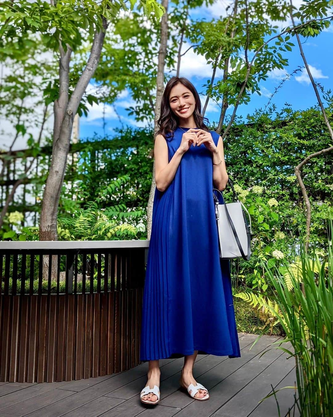 石井里奈さんのインスタグラム写真 - (石井里奈Instagram)「こんにちは🌞✨ 今日は里奈ログ💜 今日も暑いのでノースリーブワンピースのコーデ👗✨ . プラステの新作のプリーツワンピース！ジャージー素材で涼しいし動きやすいのにサイドがプリーツになっていてカジュアルになりすぎずいい❤️ このブルーがまた綺麗でお気に入りです🤭✨ . dress... @plst_official  bag... @loewe  sandals... @hermes  . そして昨夜 @classy_mag_insta の撮影密着レポがyoutubeにアップされました🧡裏側ドンと公開してるので、是非チェックしてください💕 . #plst #プラステ #プラステコーデ #マキシワンピ #ロングワンピース #ブルーコーデ #夏服コーデ #夏服 #夏コーデ #サンダルコーデ #ブルーカラー #ロエベ #loewe #loewebag #プチプラコーデ #hermes #休日コーデ #ロエベバッグ #読者モデル #モデル #classy__leaders #クラッシー #ロイヤルブルー #bluestyle #bluefashion #blue #royalblue #プリーツ #プリーツスカート #youtube」6月29日 13時06分 - ri7tin1025