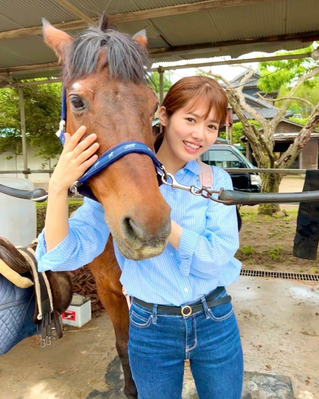 谷尻萌さんのインスタグラム写真 - (谷尻萌Instagram)「こんにちは♪ お疲れさんやで☺️ 水曜日いかがお過ごしですか？🍀  冬のスキー⛷以外にも何か運動をしようと思って1ヶ月前から乗馬教室に通い始めたんです🐴あ、一人でね！丁寧に分かりやすく教えて下さって乗馬ライセンス5級を取りました〜🐎💗 初歩的ですが、乗馬の楽しさに気づきましたっ☺️ 自然の中、走るのが爽快で、 目線が高くなるので普段と違った景色を見られるのが とっても気持ちよかったんです🌳☀️ 何よりもお馬さんが可愛いすぎて癒されました〜🐴😍🥰 もっと心を通わせたいって思ったの💞  自然の中を馬に乗って散策とか凄く憧れる〜〜🐴✨  夏だとこんがり日焼けしちゃいそうなので、また秋に乗馬を再開して続けていこうと思います🐎それまでスクワットとかしなきゃですね💪  みなさんは最近始めたこととか運動されていることとか何かありますか〜🤗🤸‍♀️よかったら教えてください♪ ほなこの後も熱中症に気をつけてお過ごし下さいね🤲  #乗馬始めました #乗馬初心者 #癒しの時間」6月29日 15時23分 - tanijiri_moe