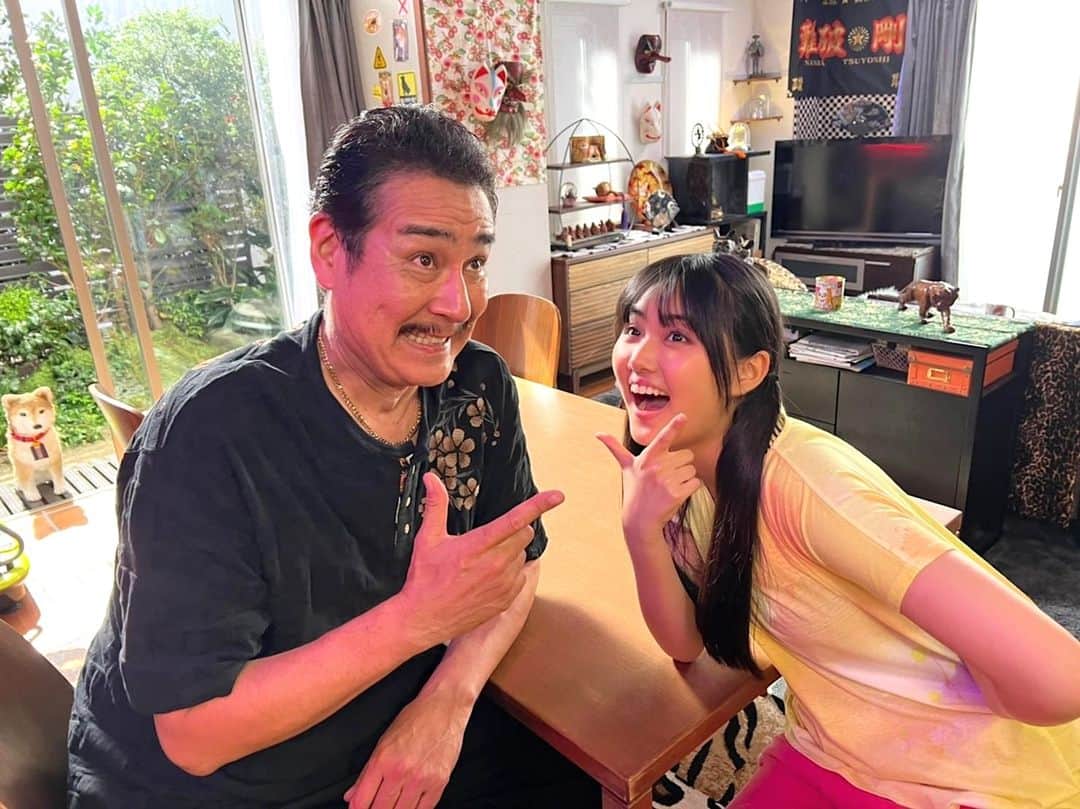 ナンバMG5さんのインスタグラム写真 - (ナンバMG5Instagram)「.  ※画角が切れちゃってたので、上げ直しました コメントと「いいね」は、こちらの投稿にお願いします！  押忍ッ👊 #ナンバMG5 特別編 #全開バリバリでアリガト編 放送まであと5⃣時間🖐️  父ちゃんと吟子のエピソードの中だと…  5⃣話で佐藤くんが家に来た時（シャバコスプレ回）、一緒に勉強しても「イイ〜ヨ👉」って言ったのが印象的かなぁ  みんなは❓  ※2〜5カット目はインスタ限定公開  #原菜乃華 #宇梶剛士 #父娘オフショット #フジテレビ」6月29日 17時06分 - nanbamg5_