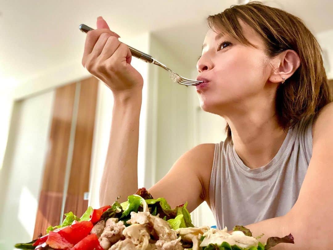 鈴木亜美さんのインスタグラム写真 - (鈴木亜美Instagram)「サラダ、野菜を欲するお腹のベビ🥕🥦🍅🥑 消化の悪いもの食べると逆流性食道炎みたくなって、すんごくつらい…いわゆる"後期つわり"というやつ。これ、お兄ちゃん2人の時もそうで、本当に夕飯は寝る前4.5時間くらい開けないと気持ち悪くて眠れない。初期のつわりは全くないのに、この後期にきてからのつわりが地味にきつかったりするんだよね。だから、肉.魚の焼いた時に出る油は、本当無理。 そういえば昨日の深夜も、突然の吐き気に襲われた😖何食べた？って思い返すと犯人はバニラアイス🍨寝る2時間前に食べたバニラアイスにめちゃくちゃもたれてしまった😱恐ろしい… #妊娠9か月 #マタニティライフ #後期つわり #胎動もすごい #今日も早めのご飯 #サラダやフルーツはとっても楽 #とっても健康的 #ってか食べるの怖い #今日仕事で教わった下から煽りの写真 #かなり意識してみた #ひまわりは長男から🌻 #自分だけだからウーバーさんで」6月29日 18時08分 - amiamisuzuki