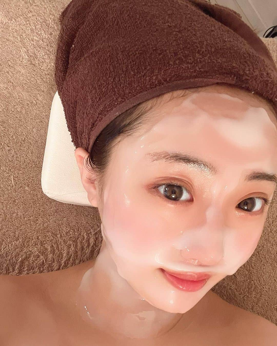 星野麻里愛さんのインスタグラム写真 - (星野麻里愛Instagram)「私が最近通ってるサロン @chan_cebeauty 💟  この間毛穴ハイドロピーリングと デザインハイフ、SPL脱毛を やって頂きました♡  めちゃくちゃよかったのでレポまとめします📌  🐾毛穴ハイドロピーリング ホームケアでは落としづらい毛穴の黒ずみだったり詰まり、開きが気になる方におすすめ♡ 1回でもすごく肌がつるつるになりました🫡  流れ ①クレンジング ②ピーリング ③毛穴洗浄&吸引 ④ Zeus美顔器MFIP/UP ⑤ エニシー小顔炭酸ガスパック  🐾SPL脱毛 めちゃくちゃ短時間で脱毛が終わって デリケートな所以外はジェルなしで脱毛ができるからベタつきもなくてよかったです♡  流れ ①シェービング ②照射 ③終了  🐾デザインハイフ&Zeus美顔器トリートメント 一度のハイフで1ヶ月続くから 次の日からお肌がリフトアップして持続性が最高でした💕しわ、たるみ、くすみ、小顔が気になる方にもとてもおすすめ！  毛穴ハイドロピーリングとデザインハイフはその後に"美顔器"をつかって表情筋をケアしてくれたり炭酸パックでもっとお肌をちゅるちゅるにできたり💟  流れ ①デコルテ含むマッサージ ②デザインハイフ2700ショット ③Zeus美顔器MFIP/UP ④エニシー小顔炭酸ガスパック  美容好きにはたまらなくて🥹 積み重ねでお肌がより綺麗になるから 続けて頑張ろう💪と思いました！  そしてまりあの インスタを見たよ！と言って来店すると  ✨6月〜8月まで✨3ヶ月間！！ ○デザインハイフ&美顔器コース ¥23,000👉¥4,980 ○SPLセレクト脱毛3箇所コース ¥8,000👉¥3,980 ○毛穴ハイドロピーリングコース ¥23,000👉¥8,900  ご予約はインスタDMもしくはホットペッパーでご予約をお願い致します🤲 ご予約の際は、私のインスタを見たと メッセージにコメントをしてね！  期間中なら何度でもこの値段だから 急げ〜❤️  #名古屋エステ#エステ#名古屋エステおすすめ #シャンス#名古屋フェイシャル#プライベートサロン#名古屋プライベートサロン #名古屋脱毛#脱毛#脱毛サロン」6月29日 18時51分 - maria.pink28